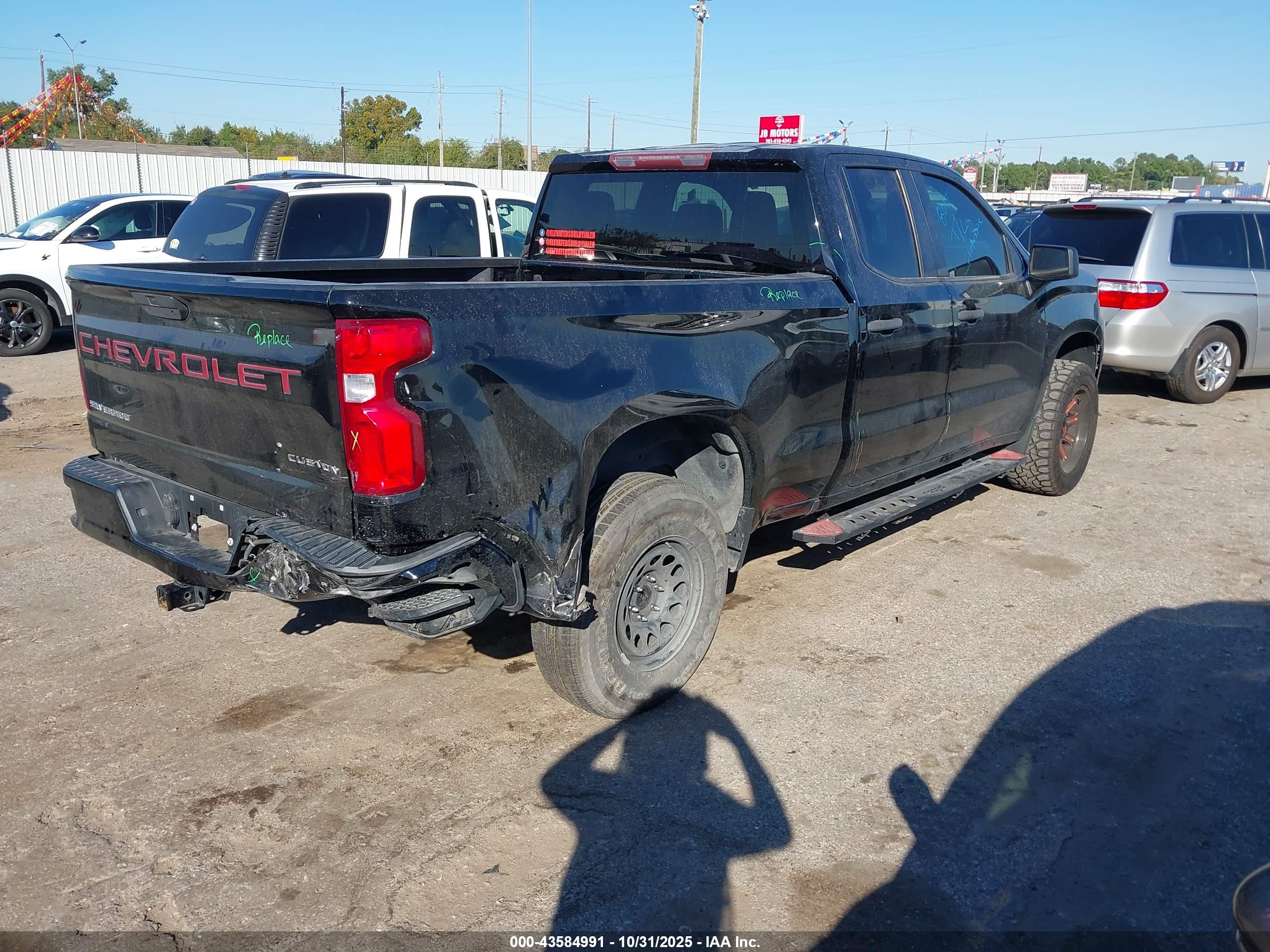 CHEVROLET SILVERADO image 4