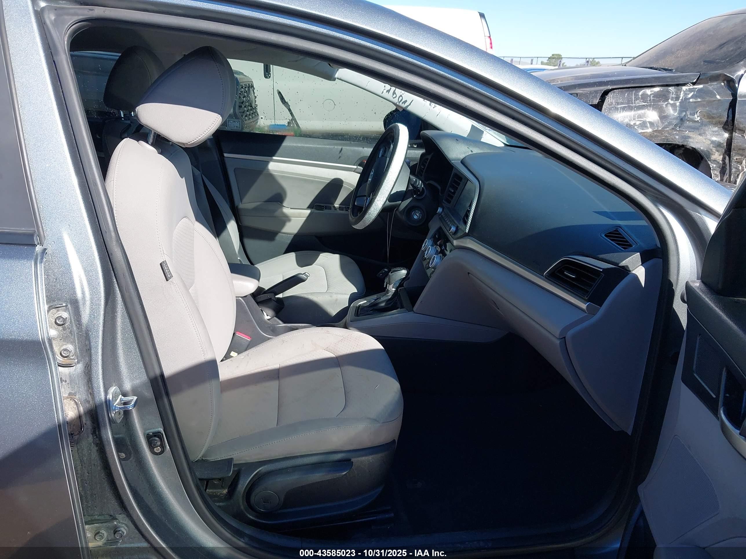 HYUNDAI ELANTRA image 5