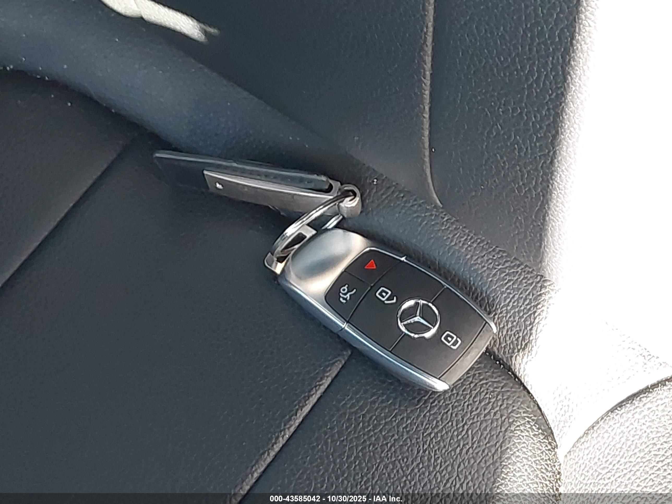 MERCEDES-BENZ GLB image 11