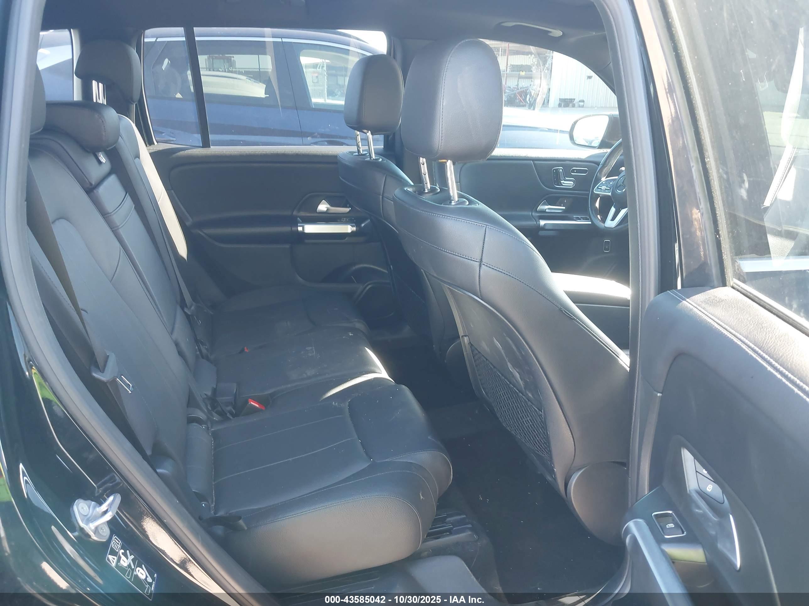 MERCEDES-BENZ GLB image 8