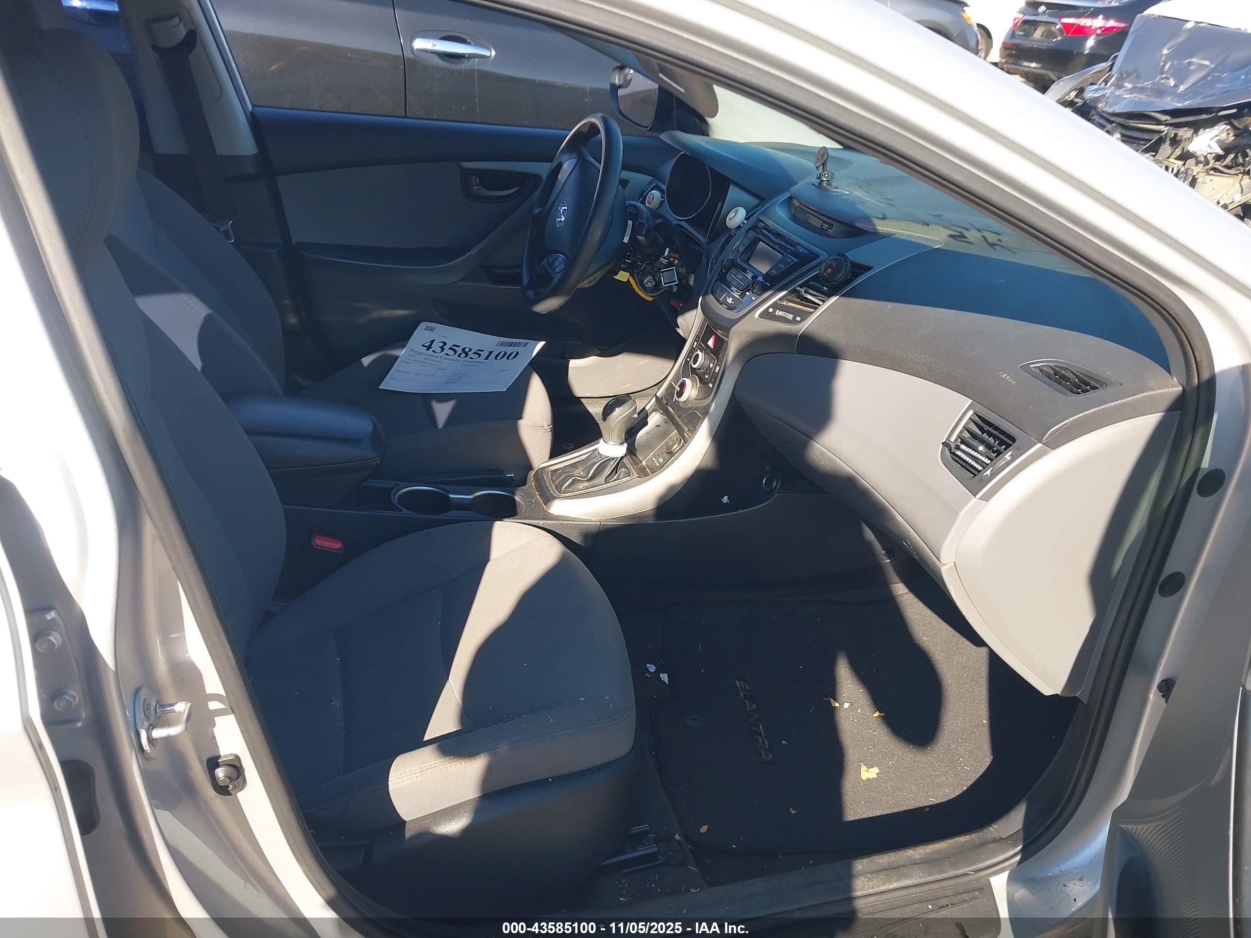 HYUNDAI ELANTRA image 5
