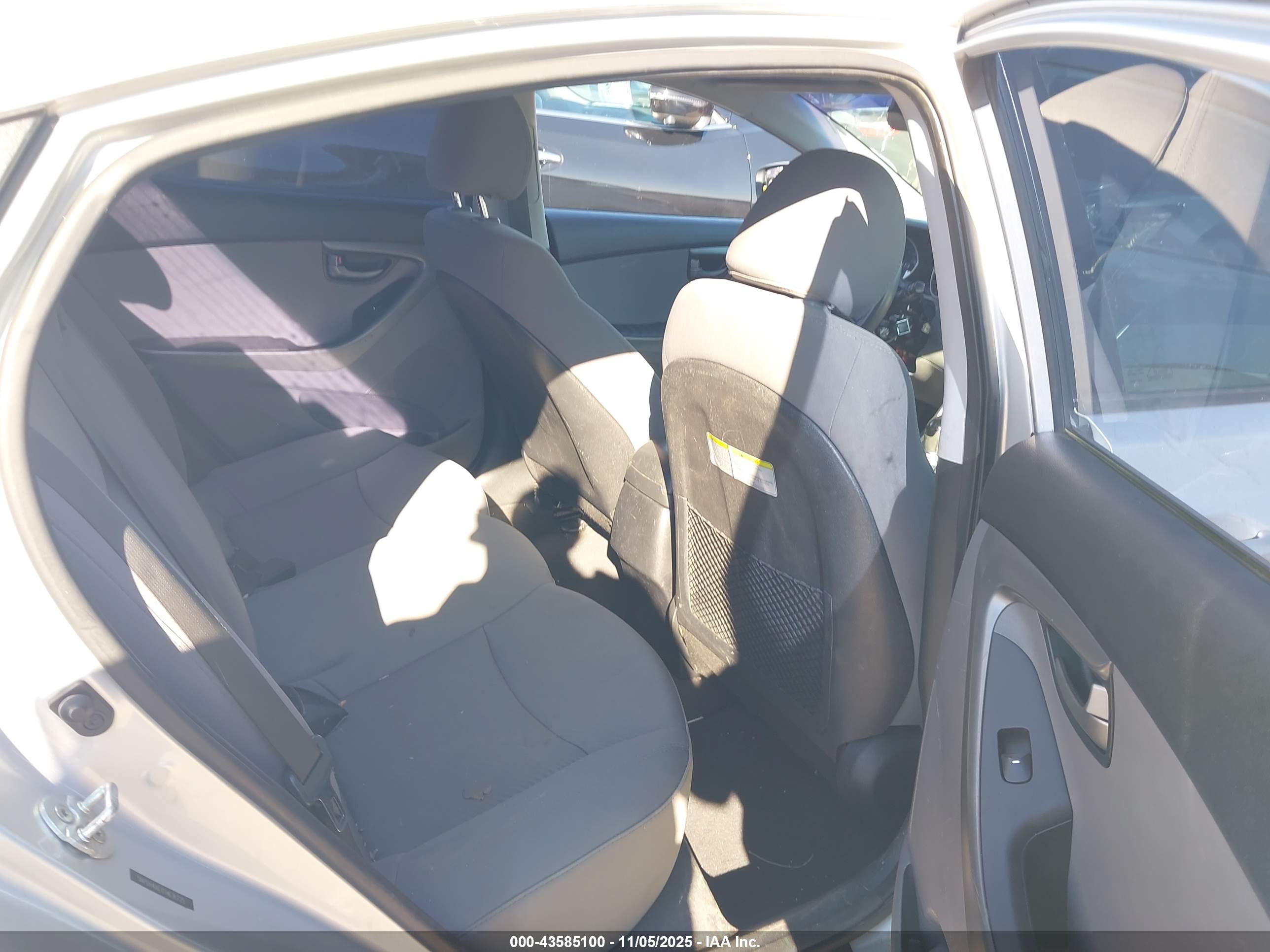 HYUNDAI ELANTRA image 8