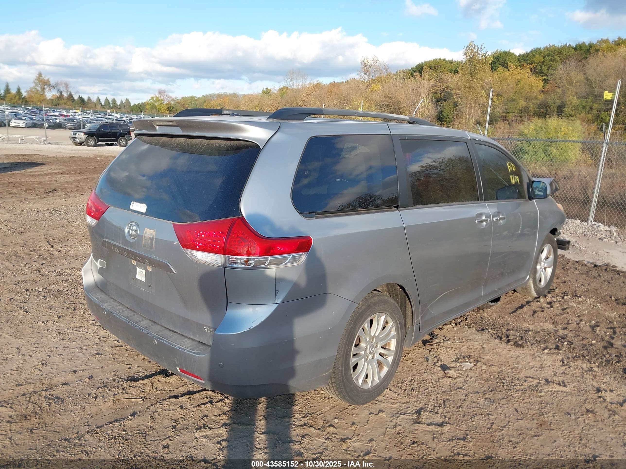 TOYOTA SIENNA image 4