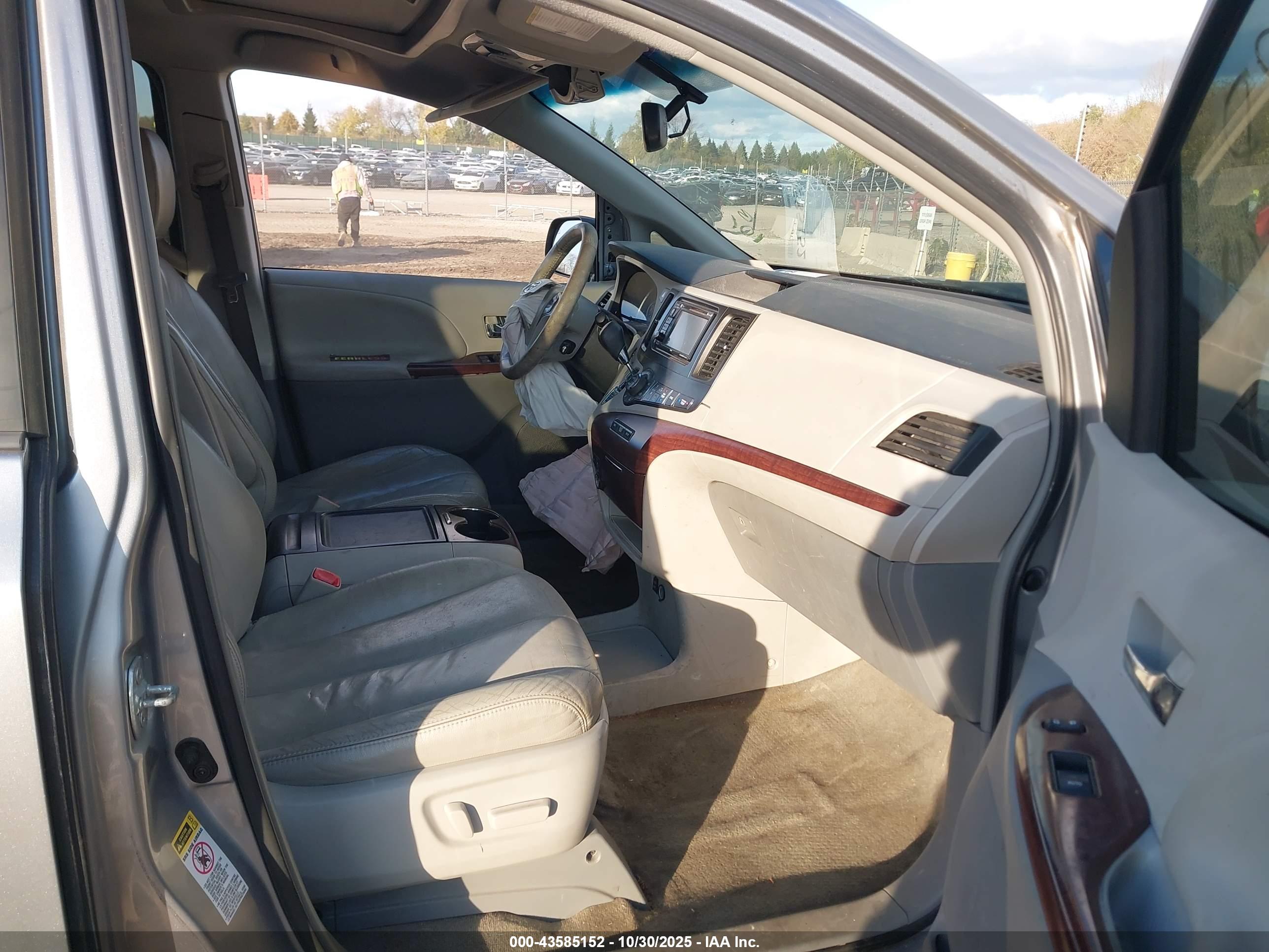 TOYOTA SIENNA image 5