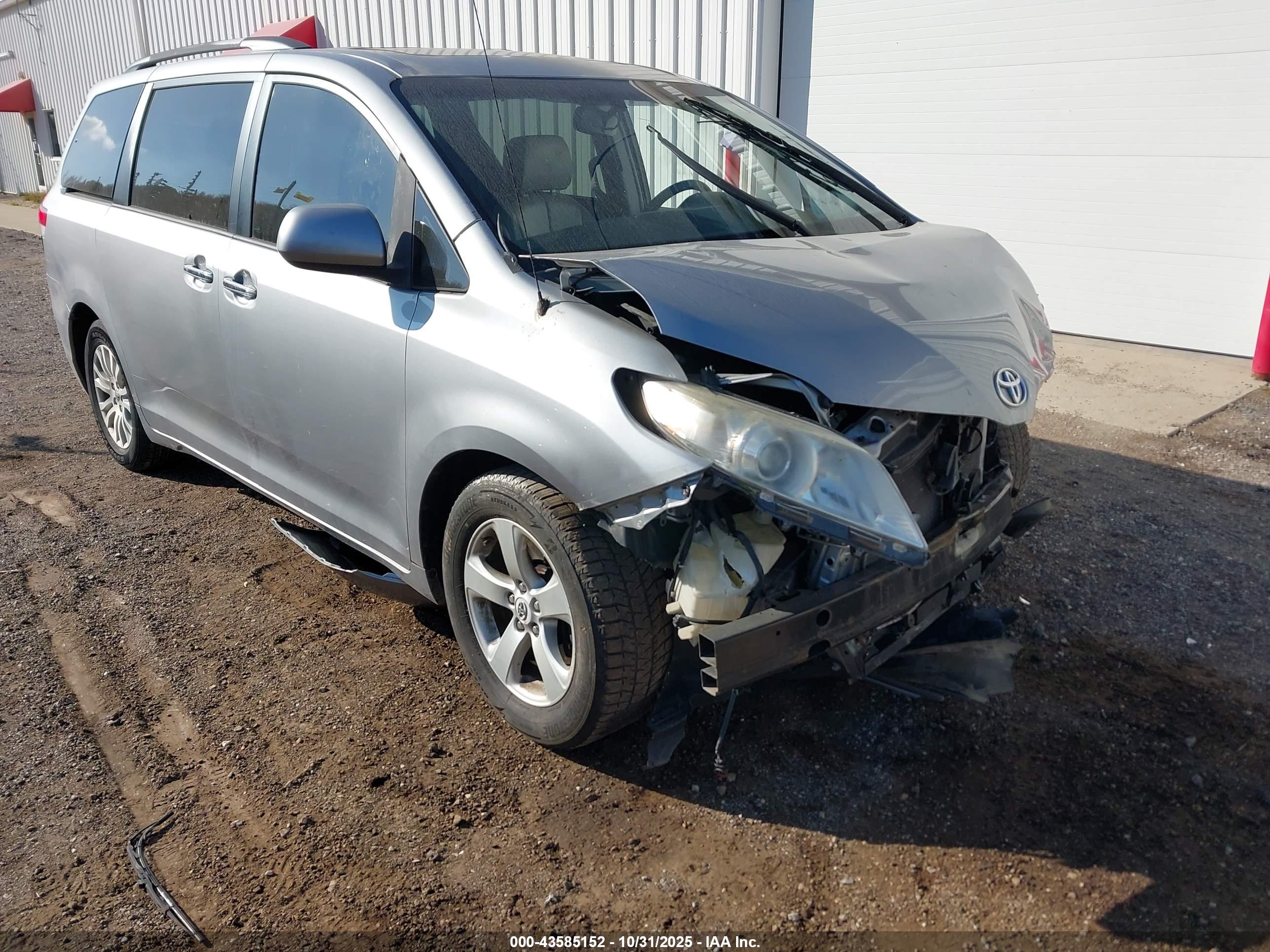 TOYOTA SIENNA image 6