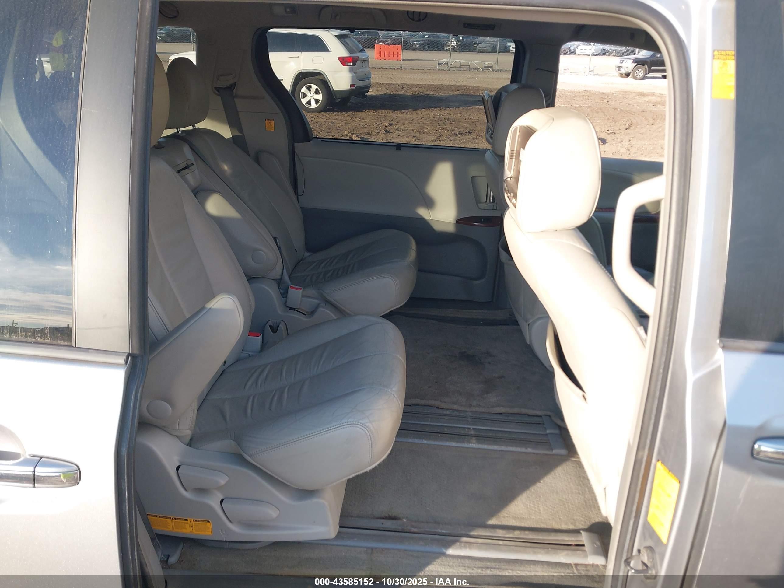 TOYOTA SIENNA image 8