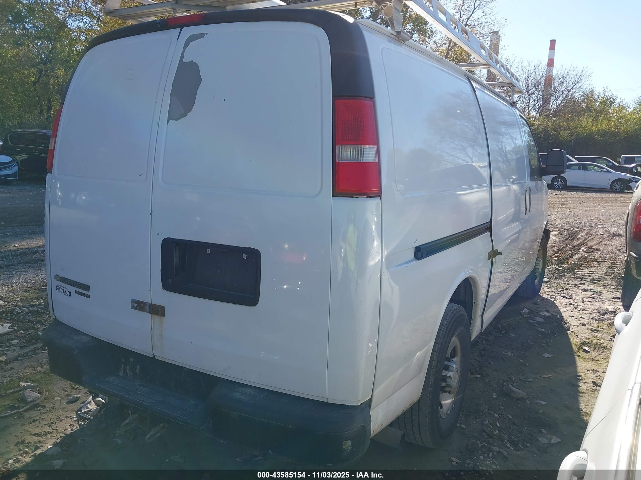 CHEVROLET EXPRESS image 4