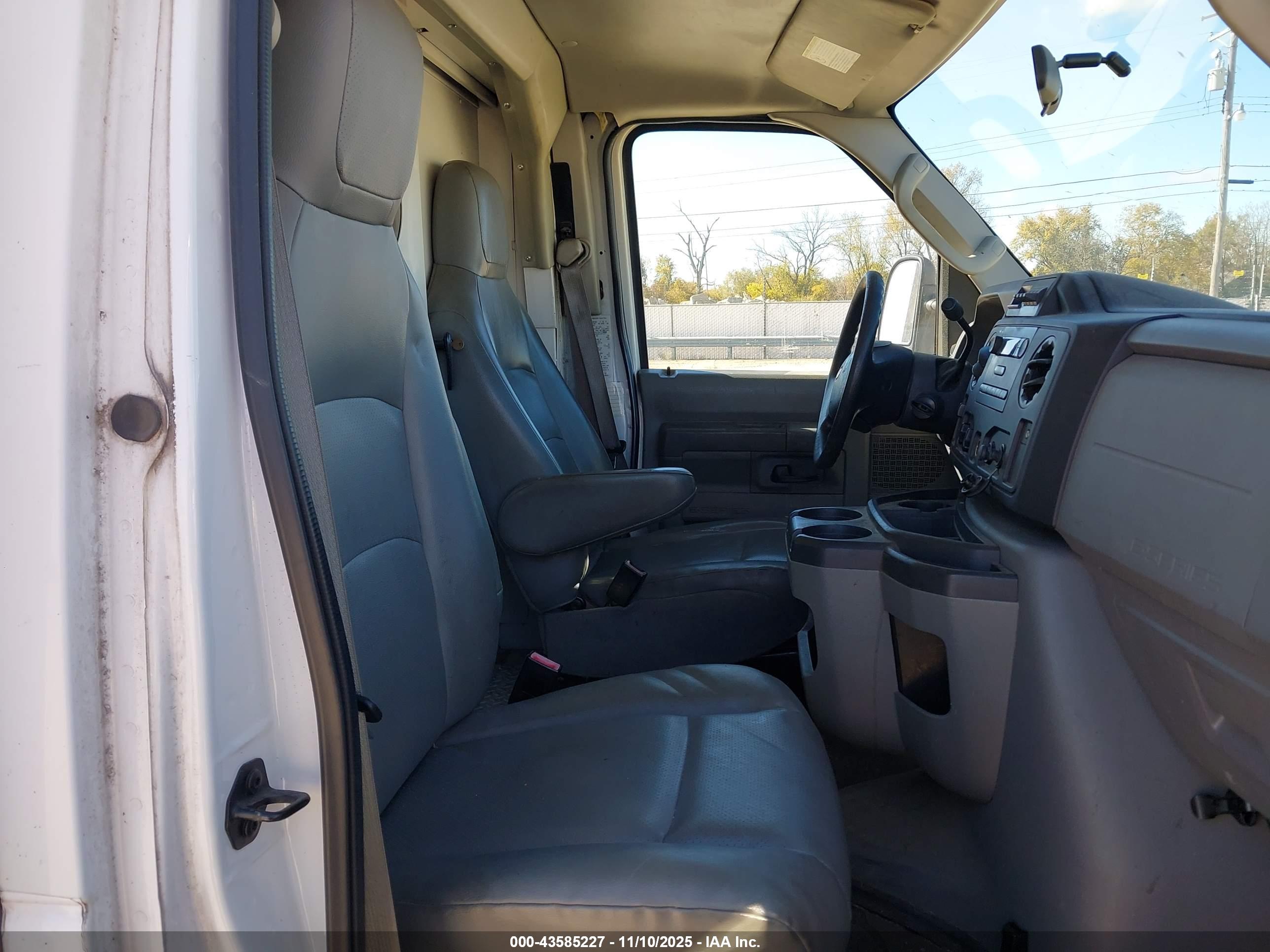 FORD E-350 image 8