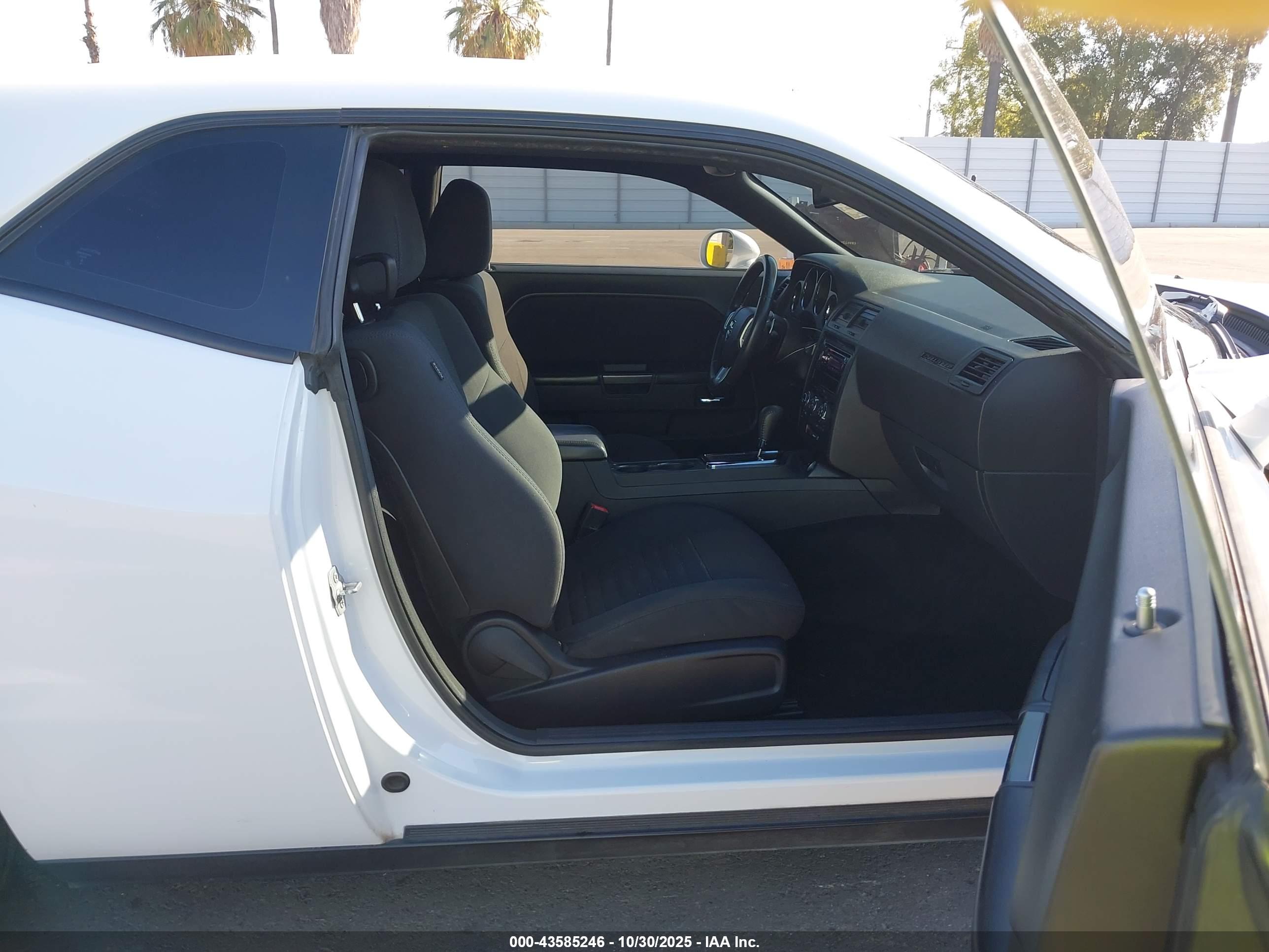 DODGE CHALLENGER image 5