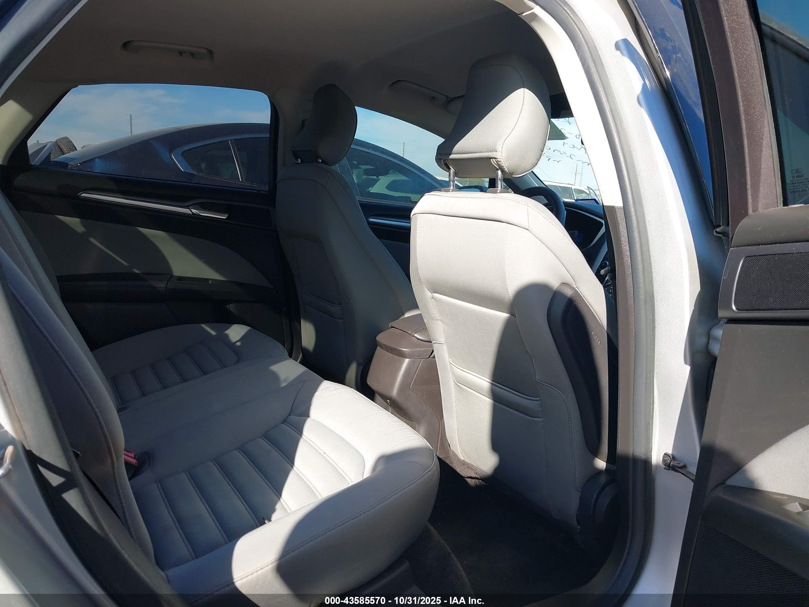 FORD FUSION image 8