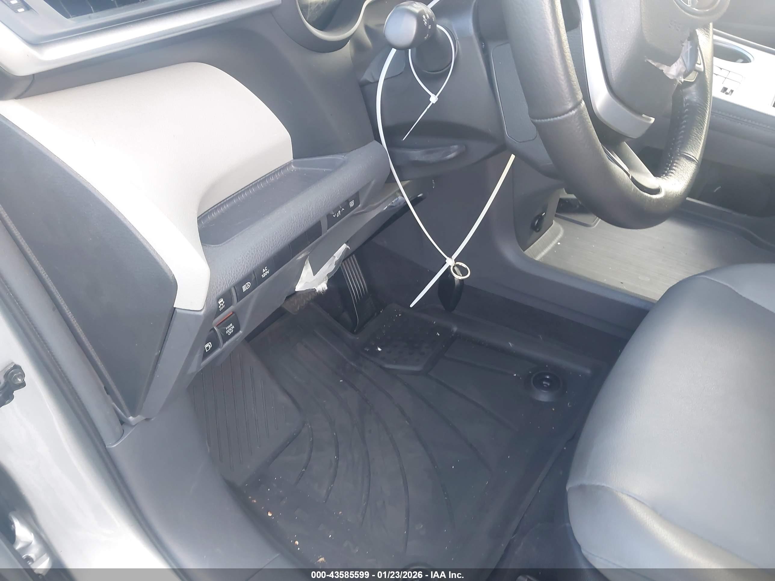 TOYOTA SIENNA image 11