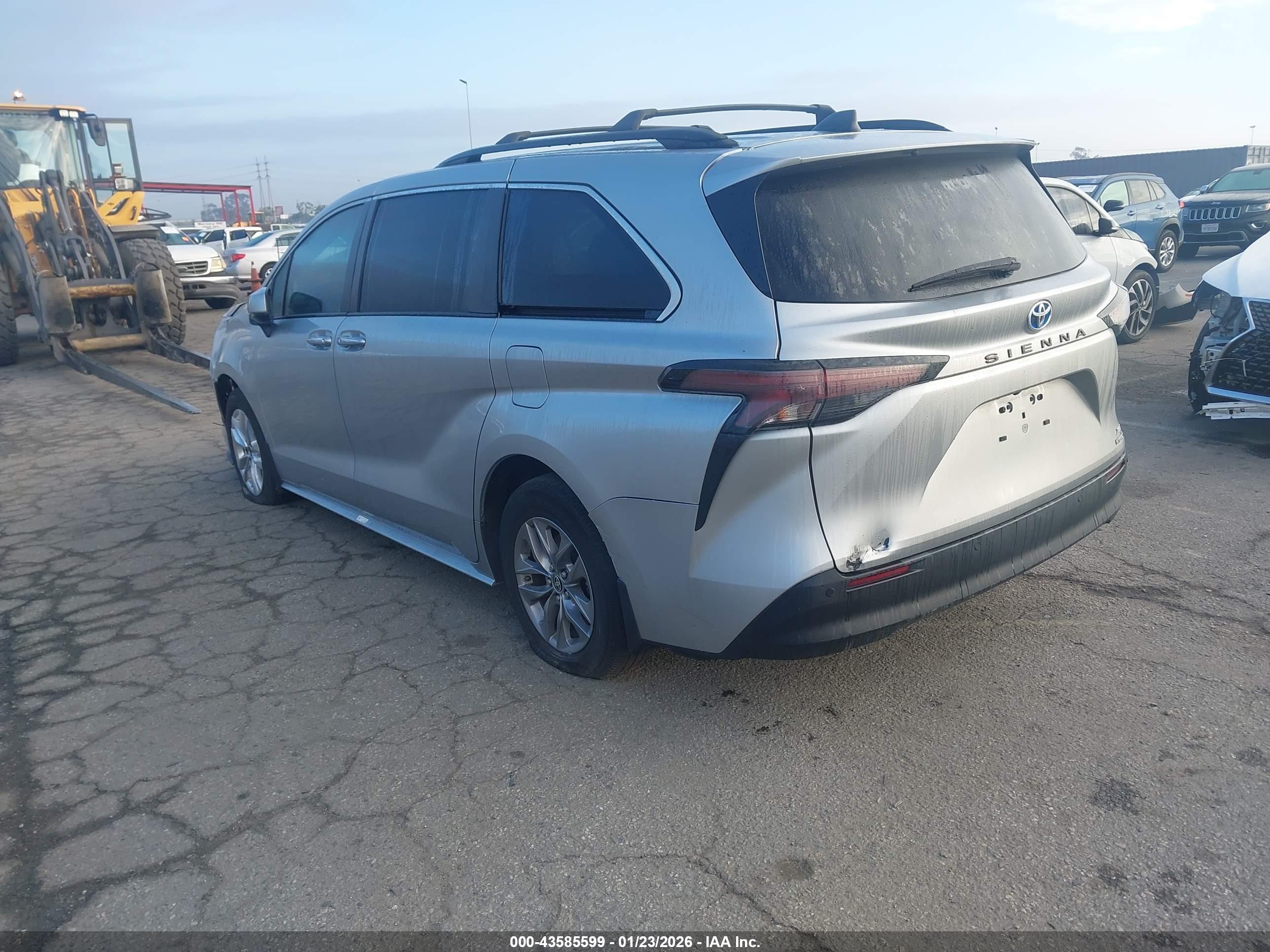 TOYOTA SIENNA image 3