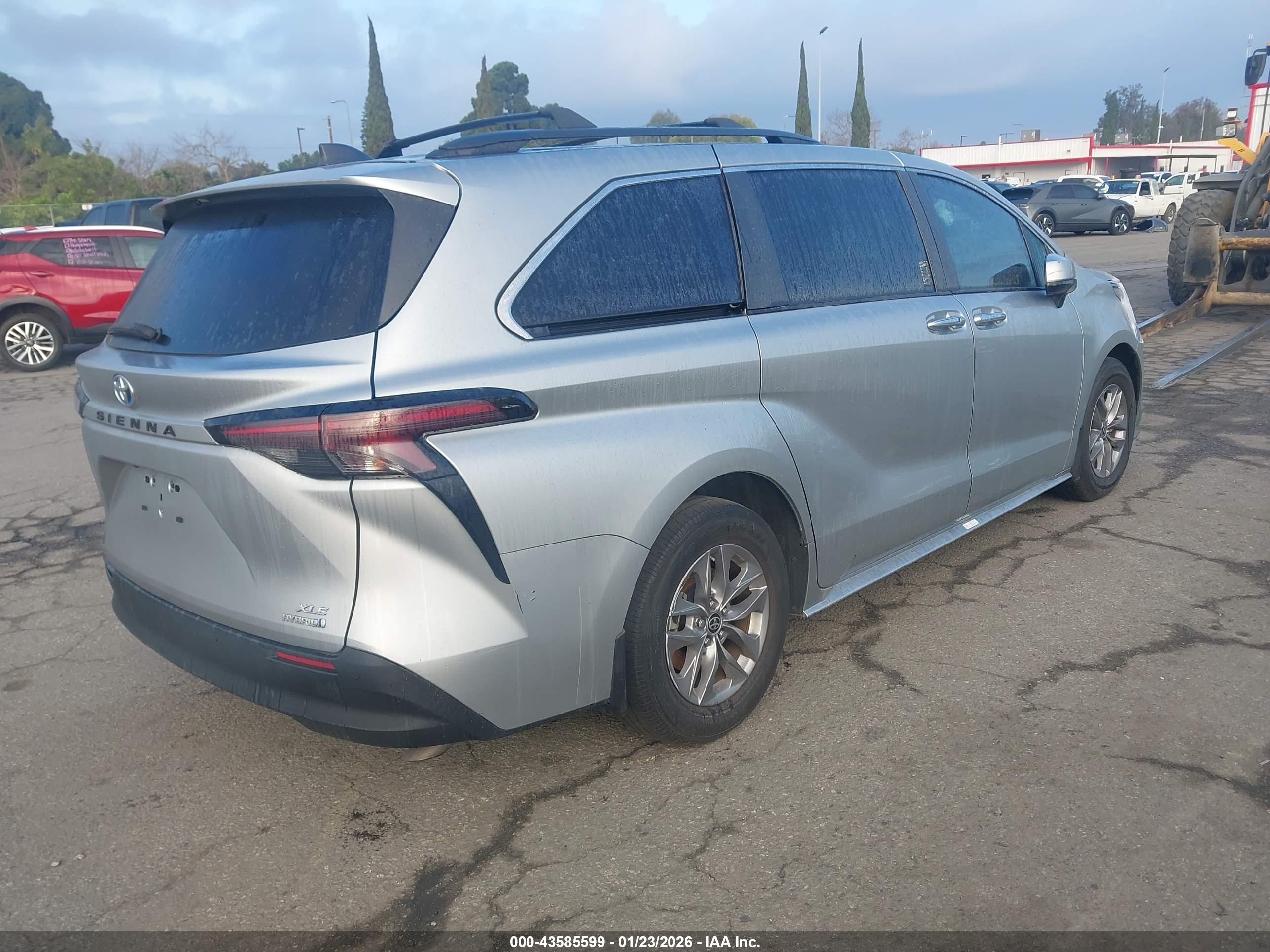 TOYOTA SIENNA image 4