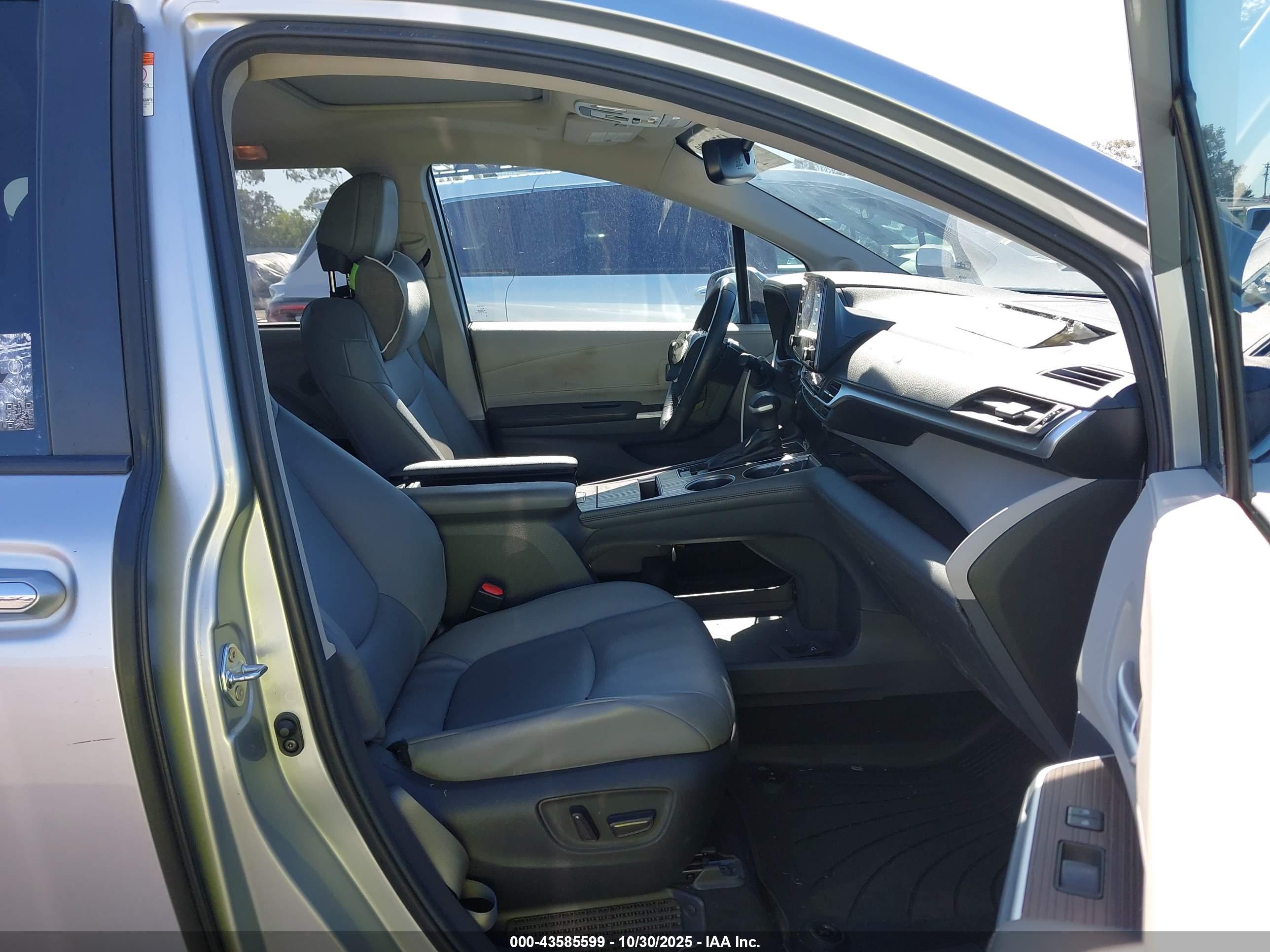 TOYOTA SIENNA image 5