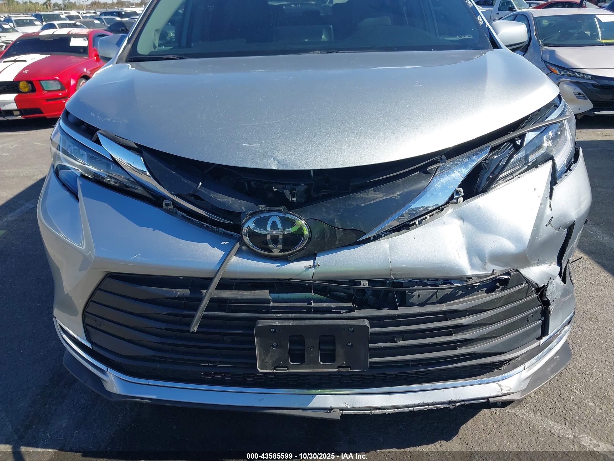 TOYOTA SIENNA image 6