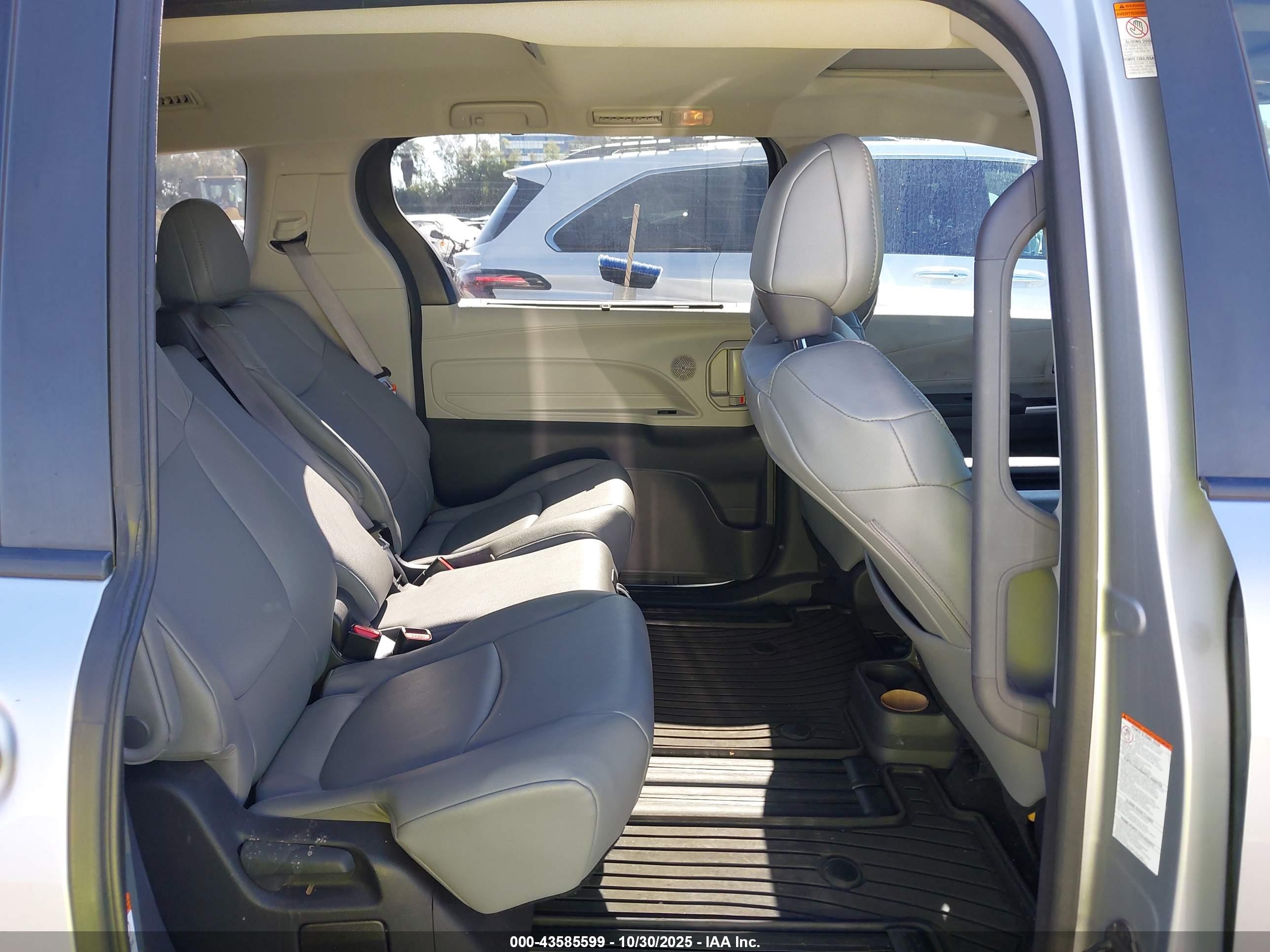 TOYOTA SIENNA image 8