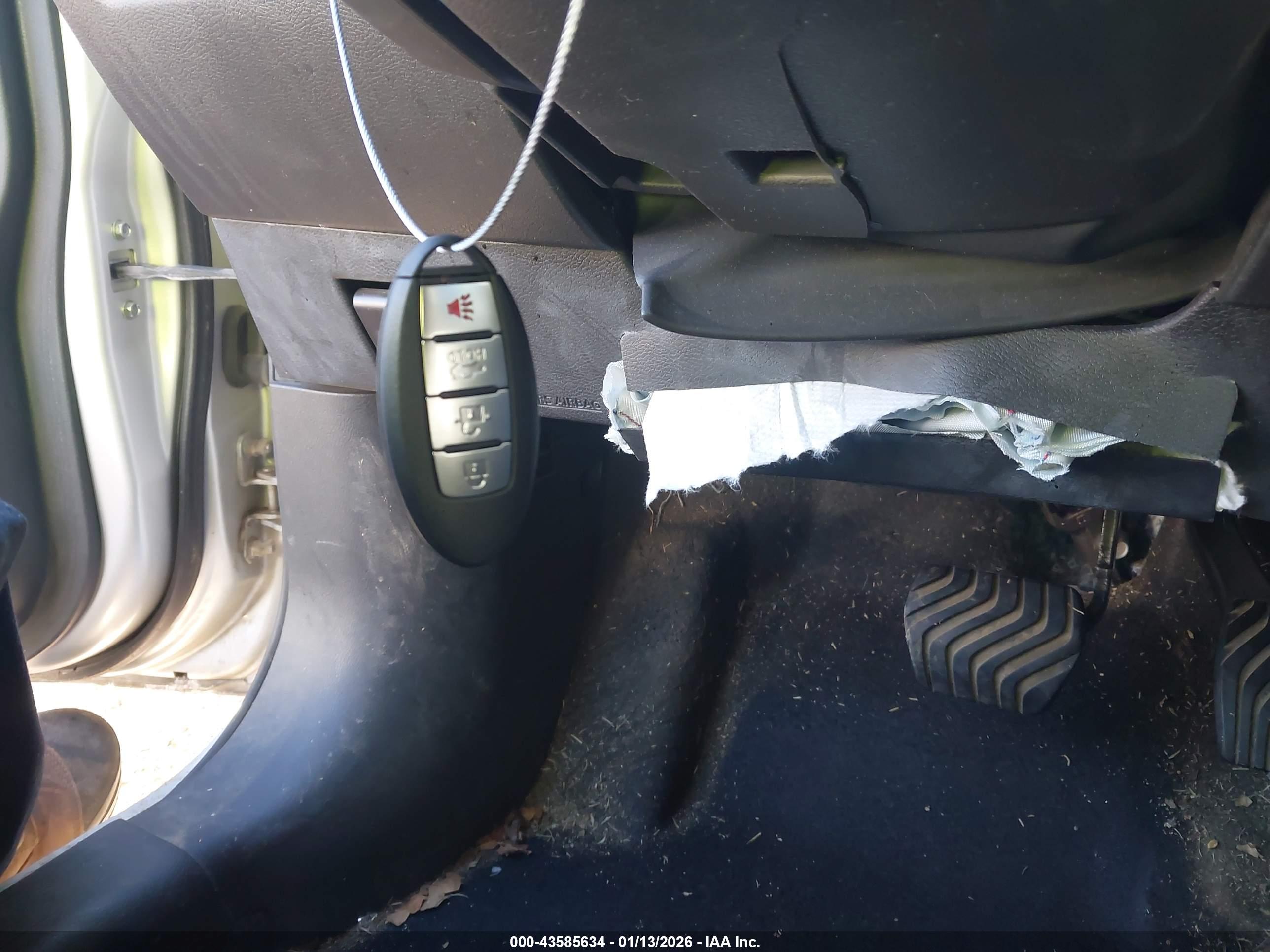 NISSAN VERSA image 11