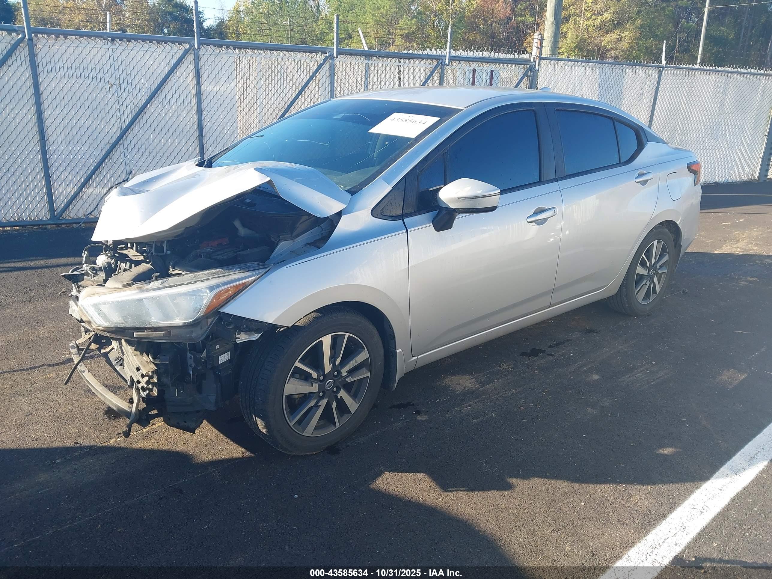 NISSAN VERSA image 2
