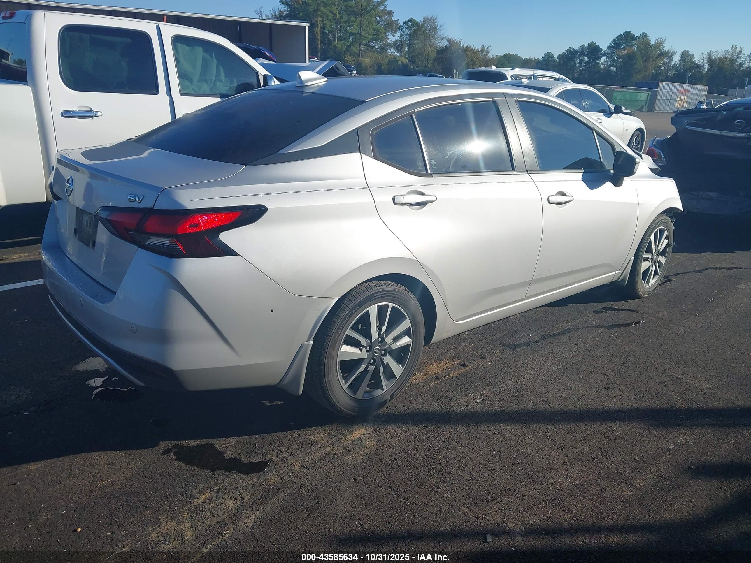 NISSAN VERSA image 4
