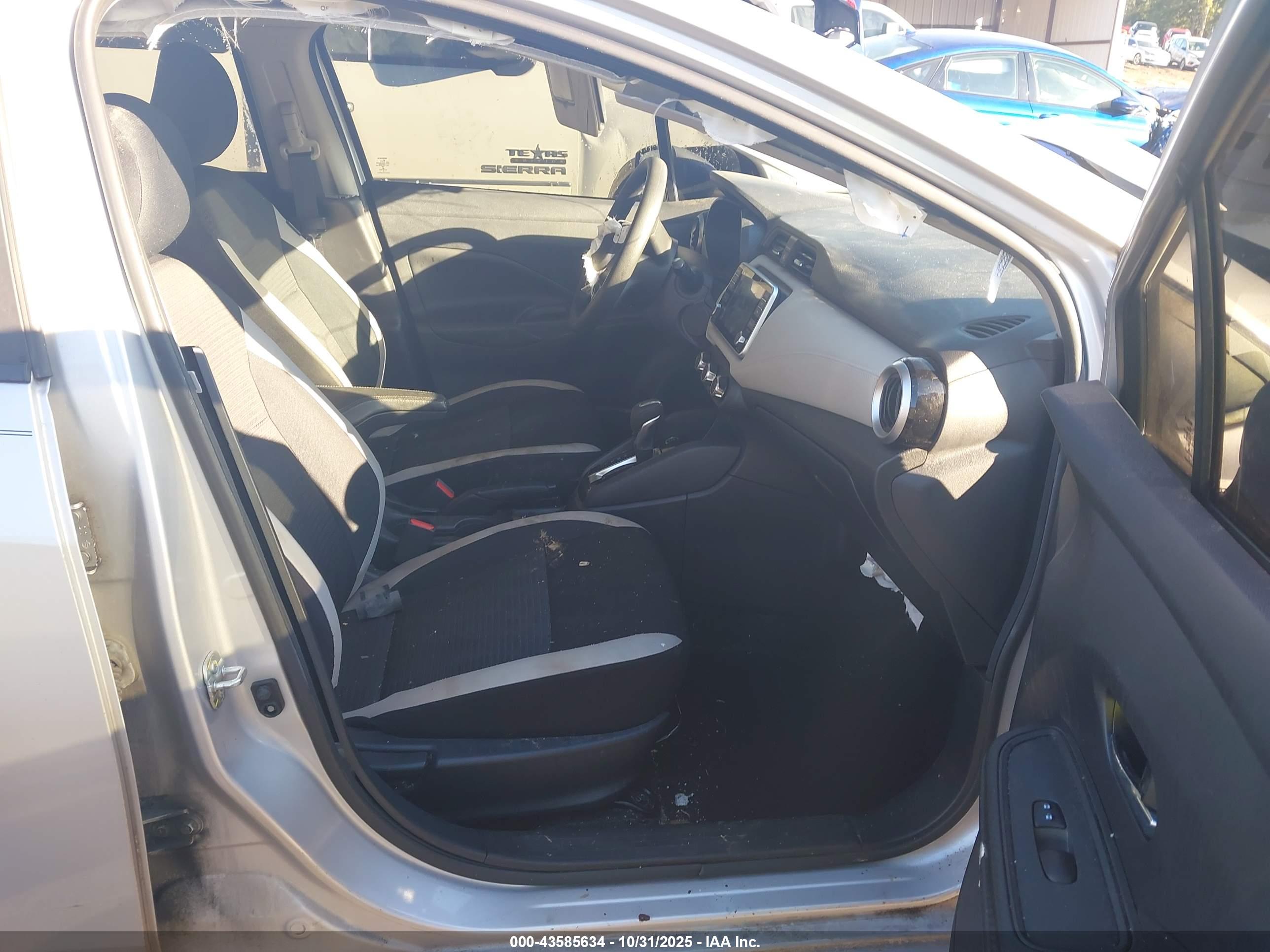 NISSAN VERSA image 5