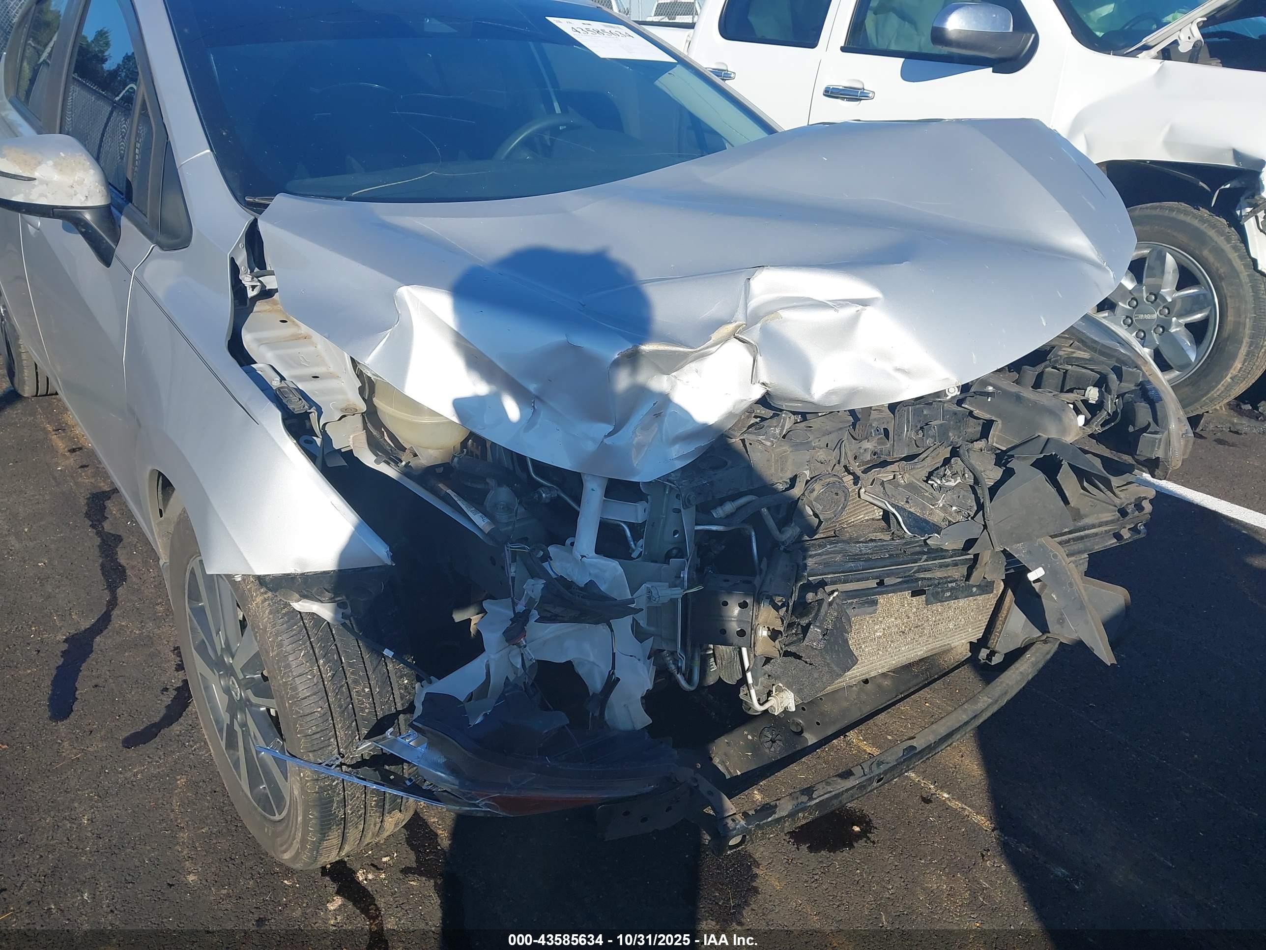 NISSAN VERSA image 6