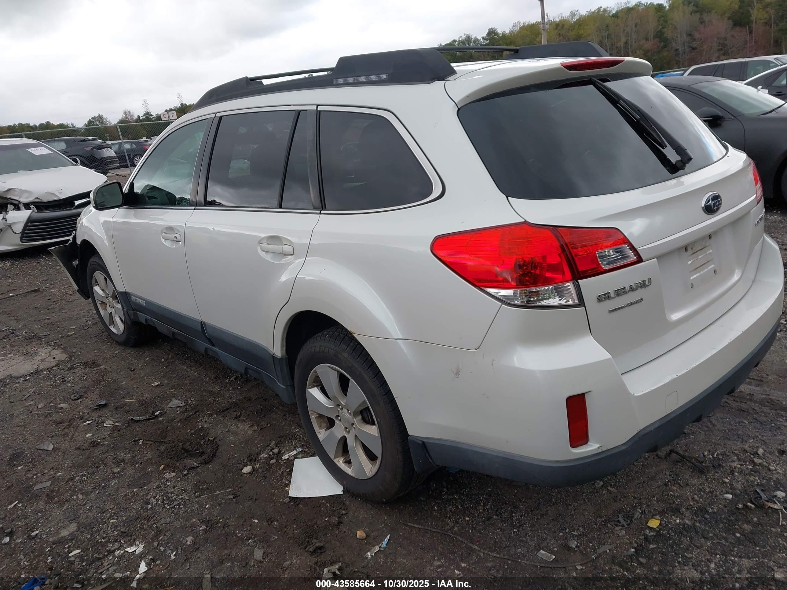 SUBARU OUTBACK image 3