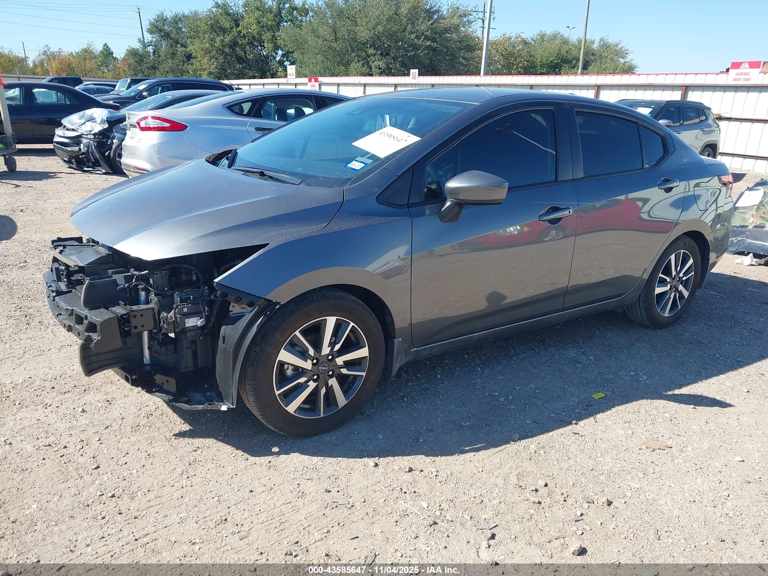 NISSAN VERSA image 2