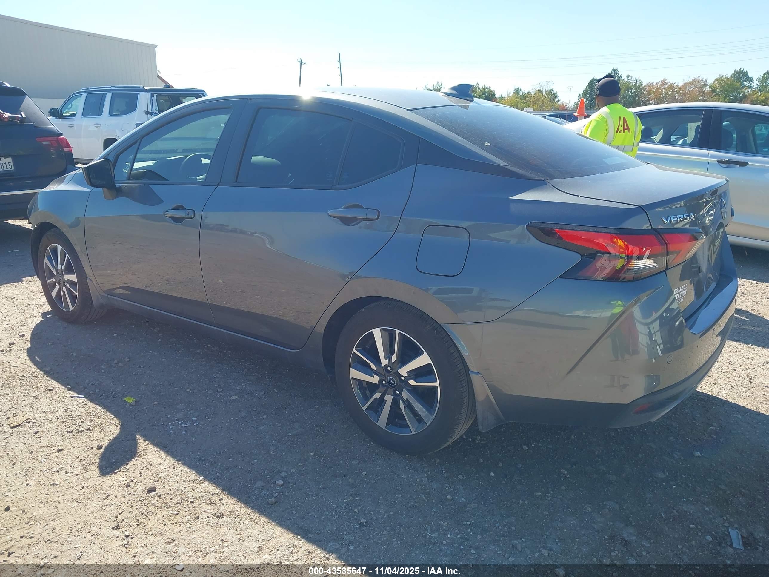 NISSAN VERSA image 3