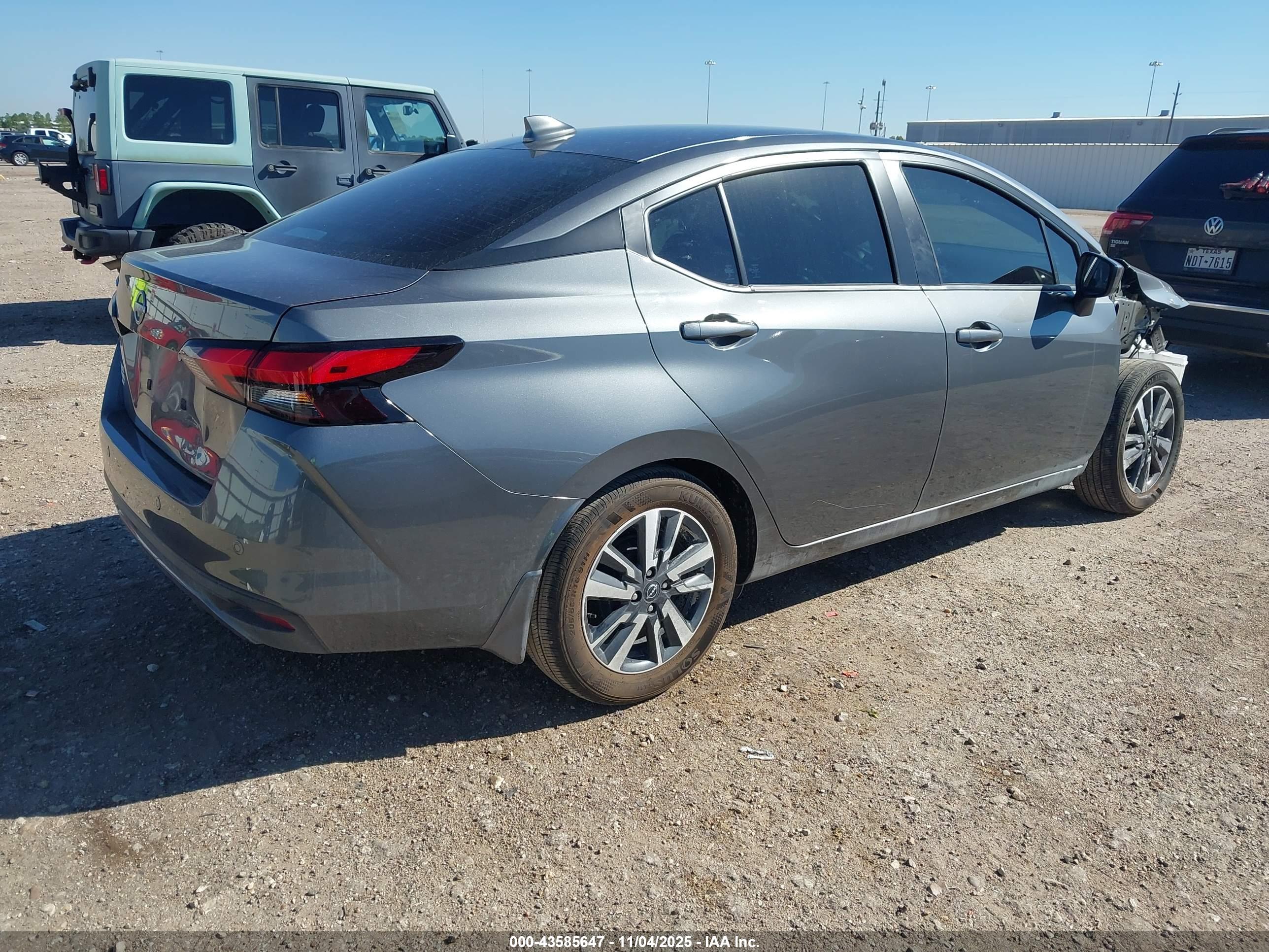 NISSAN VERSA image 4