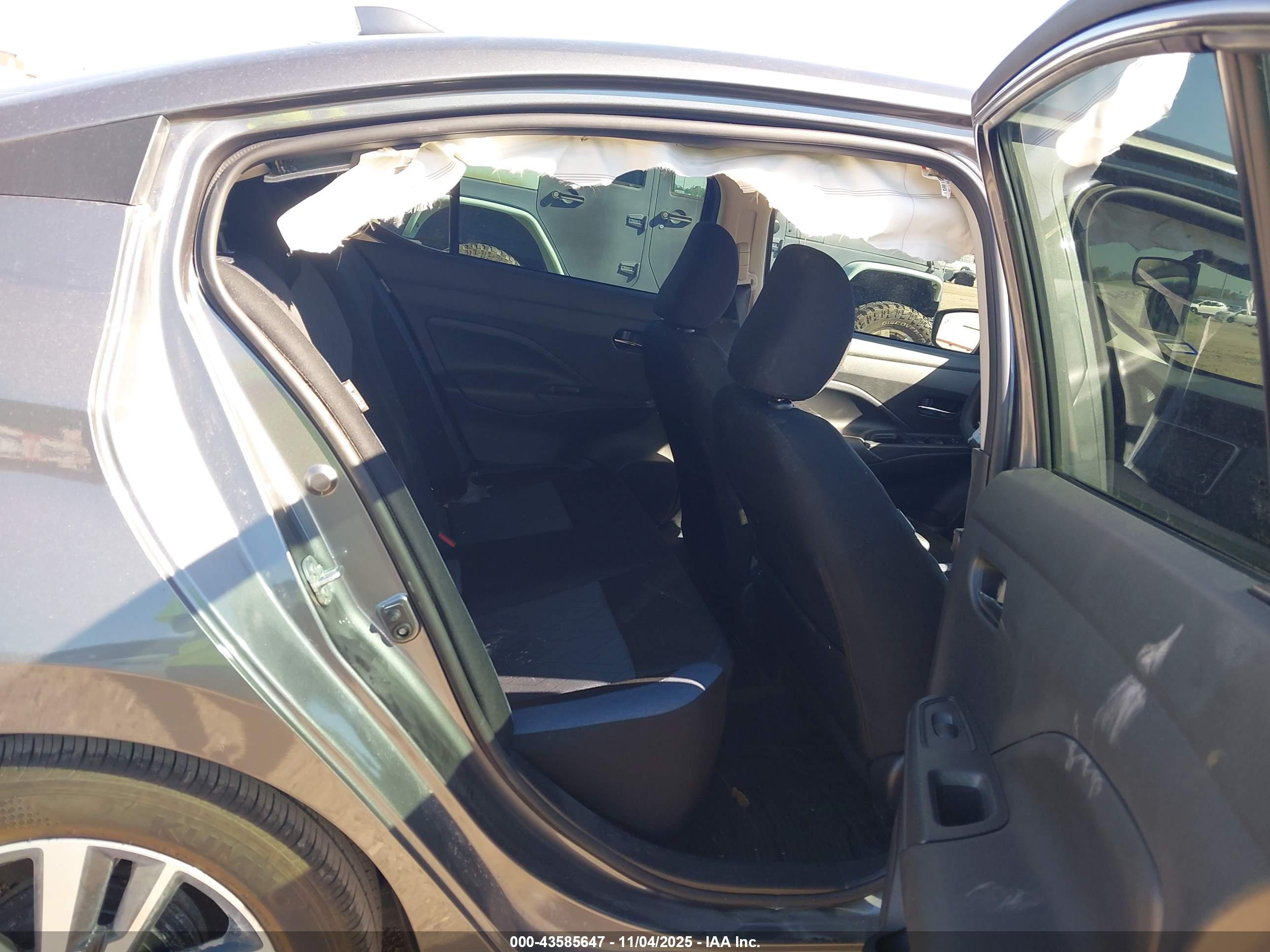 NISSAN VERSA image 8