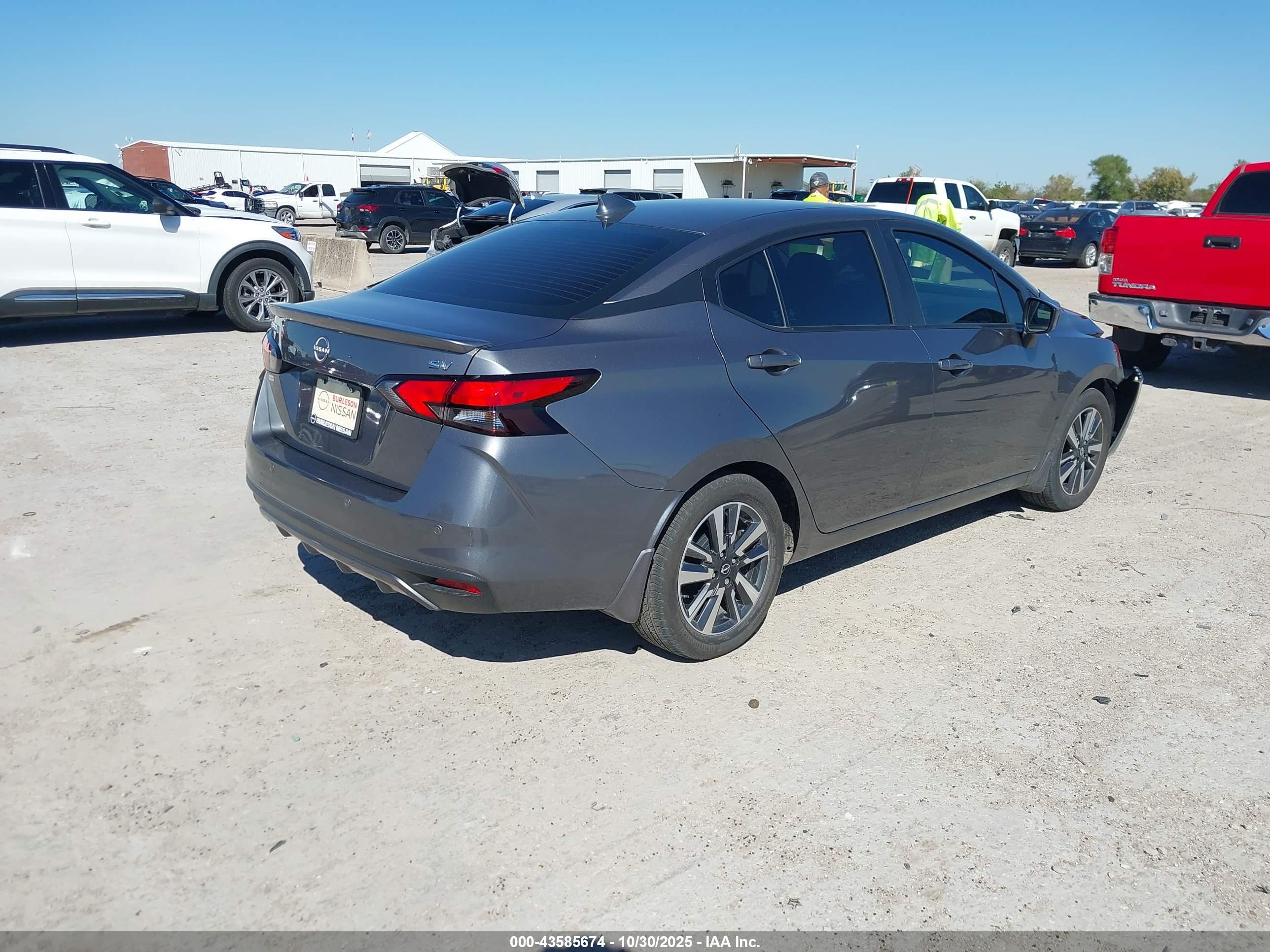 NISSAN VERSA image 4