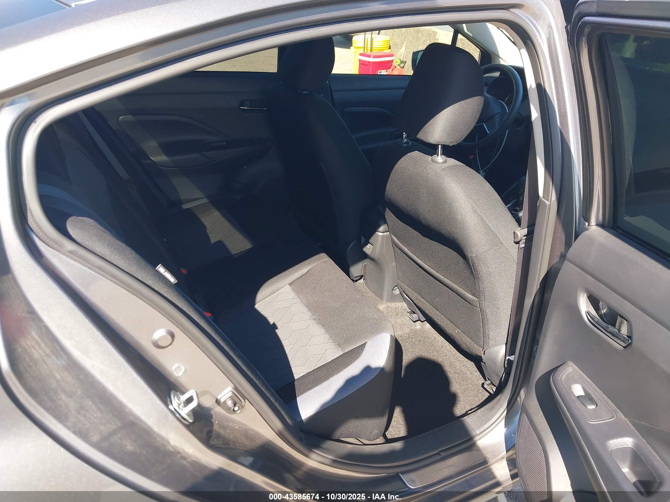 NISSAN VERSA image 8