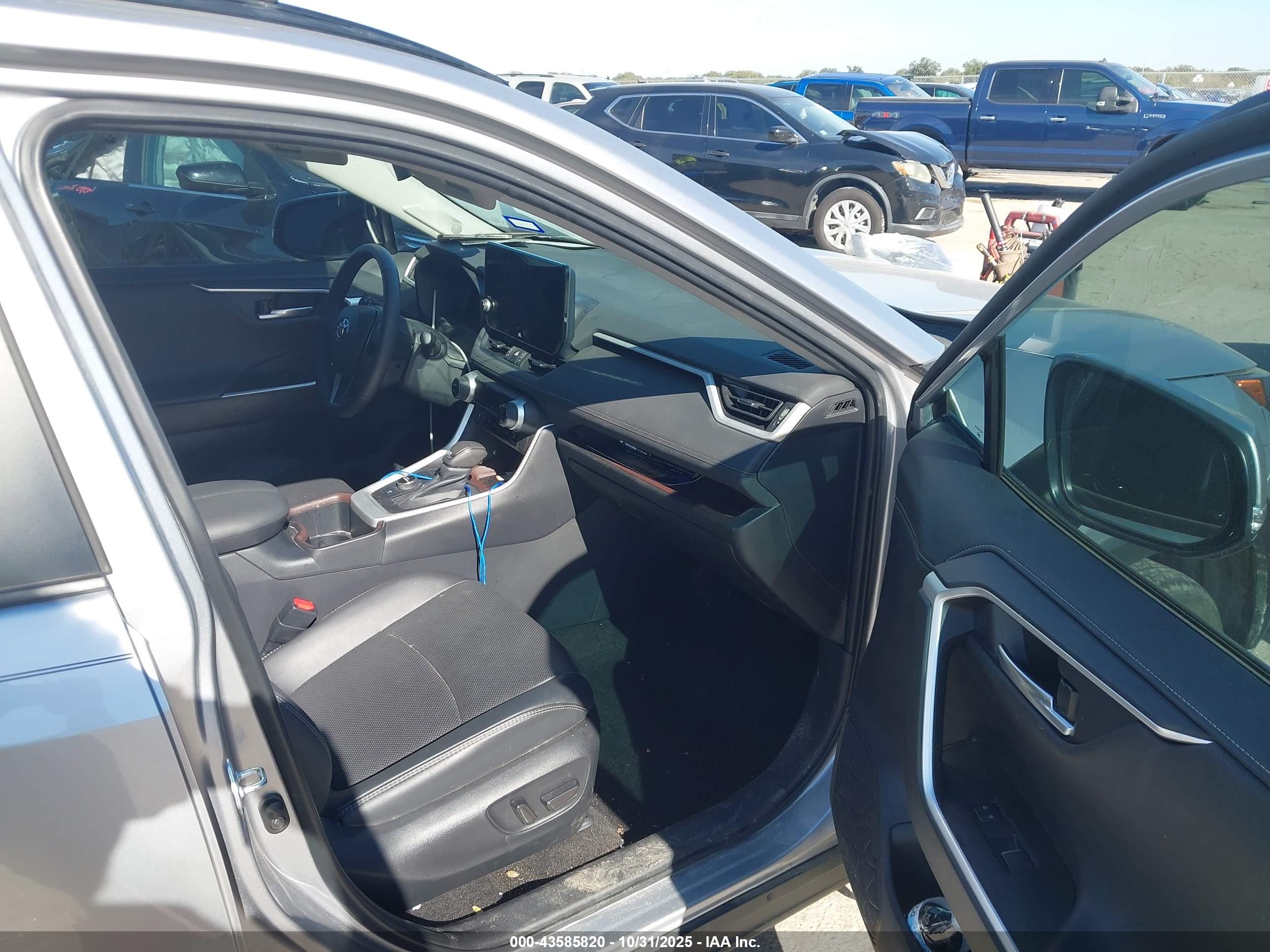 TOYOTA RAV4 image 5