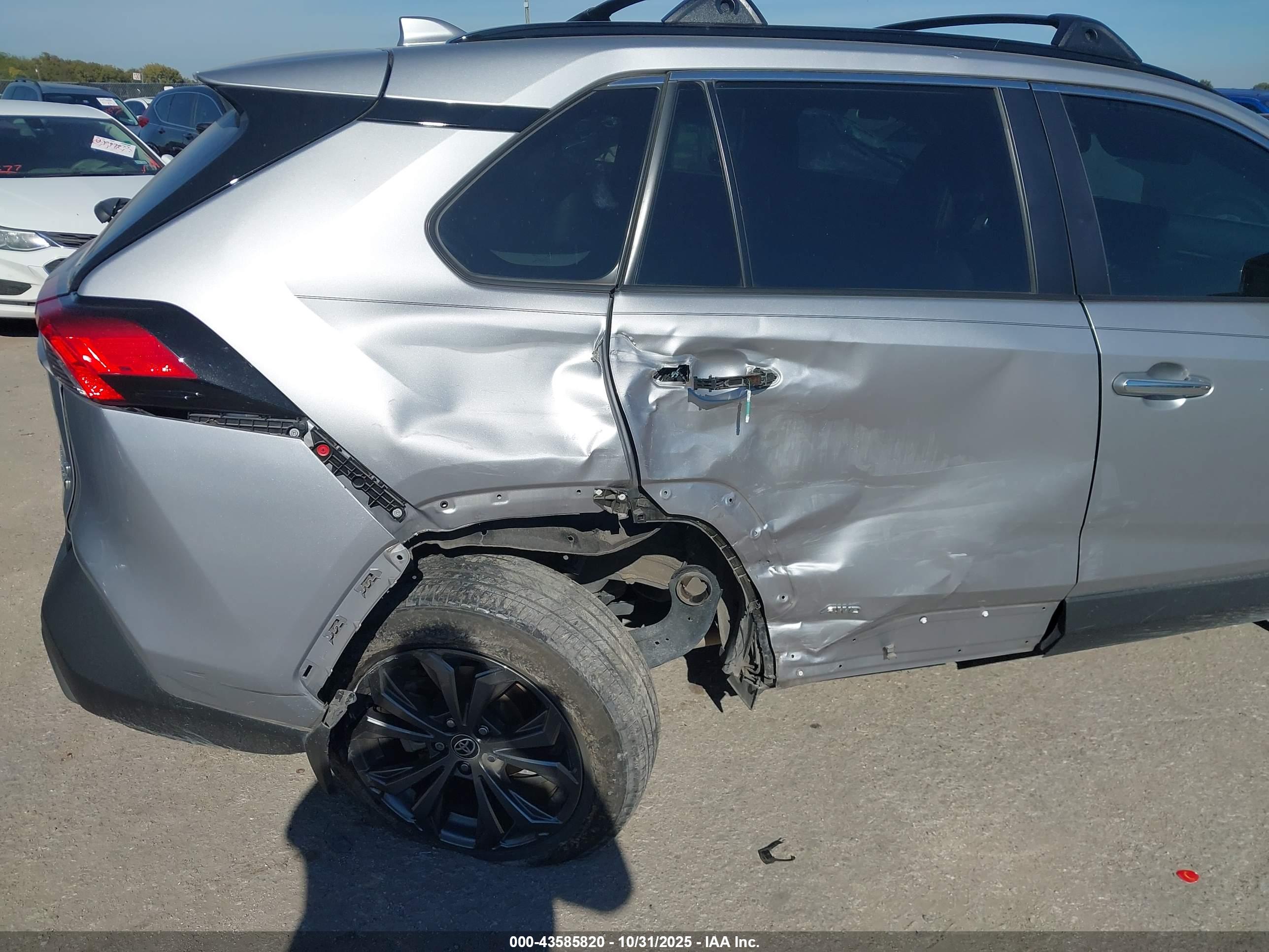 TOYOTA RAV4 image 6