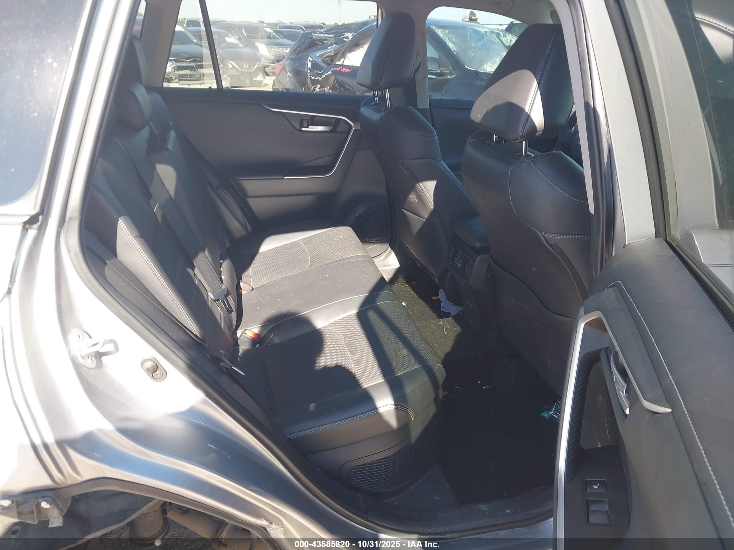 TOYOTA RAV4 image 8