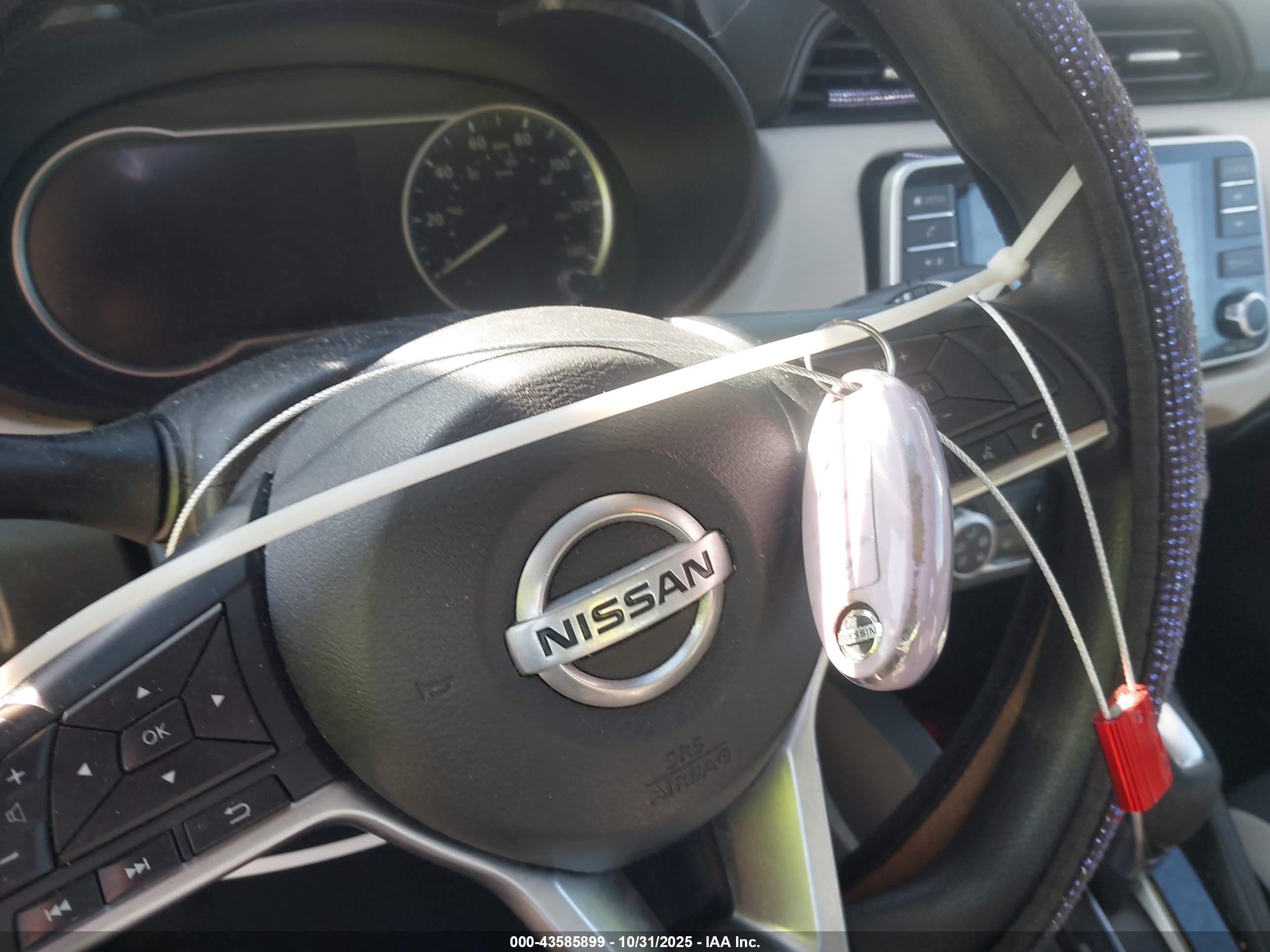 NISSAN VERSA image 11
