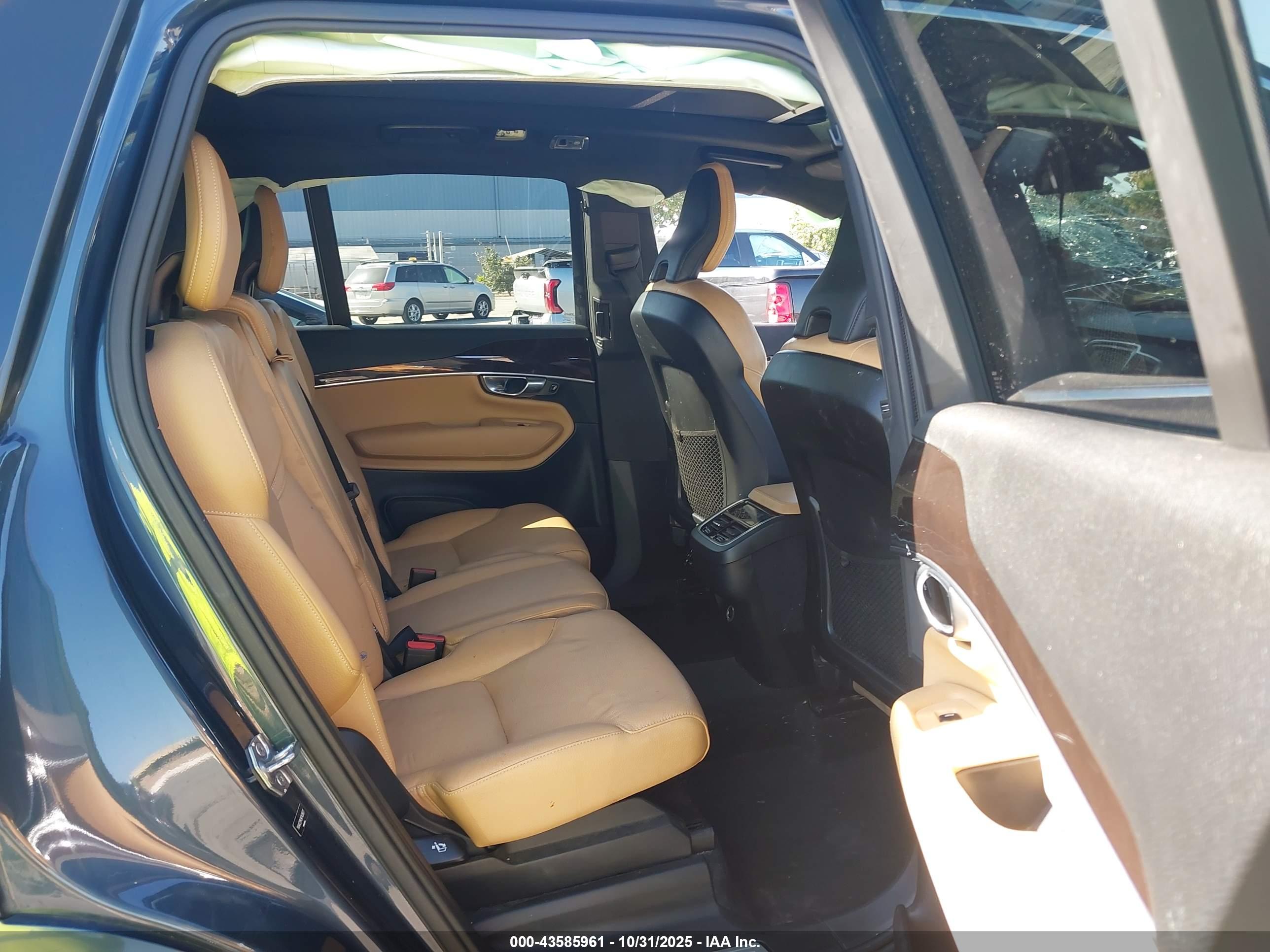 VOLVO XC90 image 8