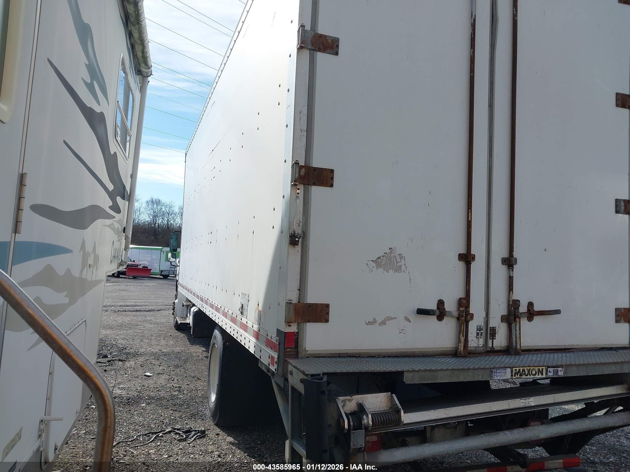 FREIGHTLINER M2 image 3