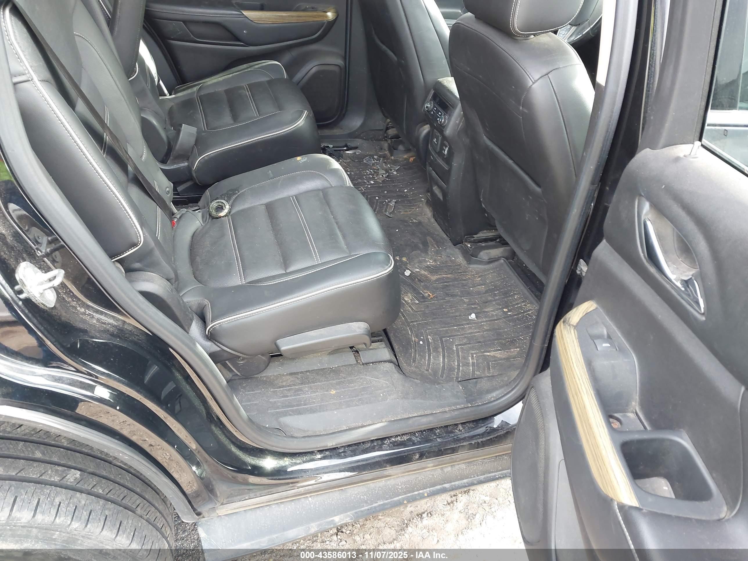 GMC ACADIA image 8