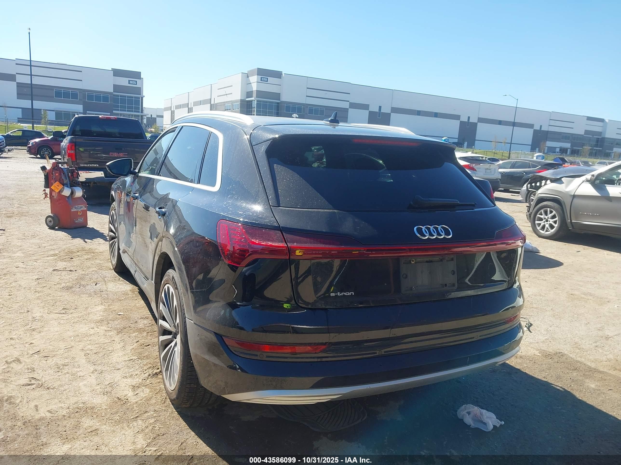 AUDI E-TRON image 3