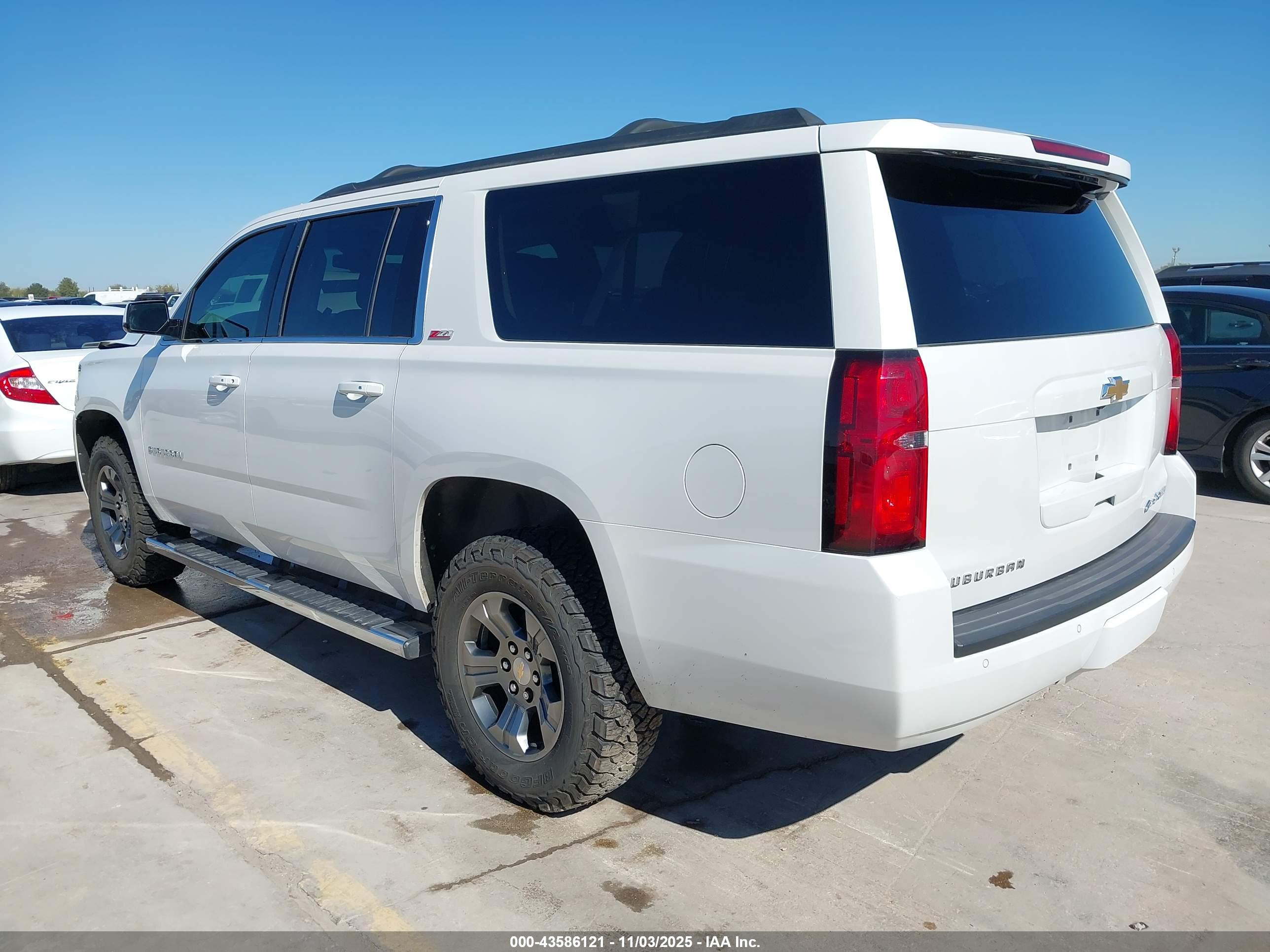 CHEVROLET SUBURBAN image 3