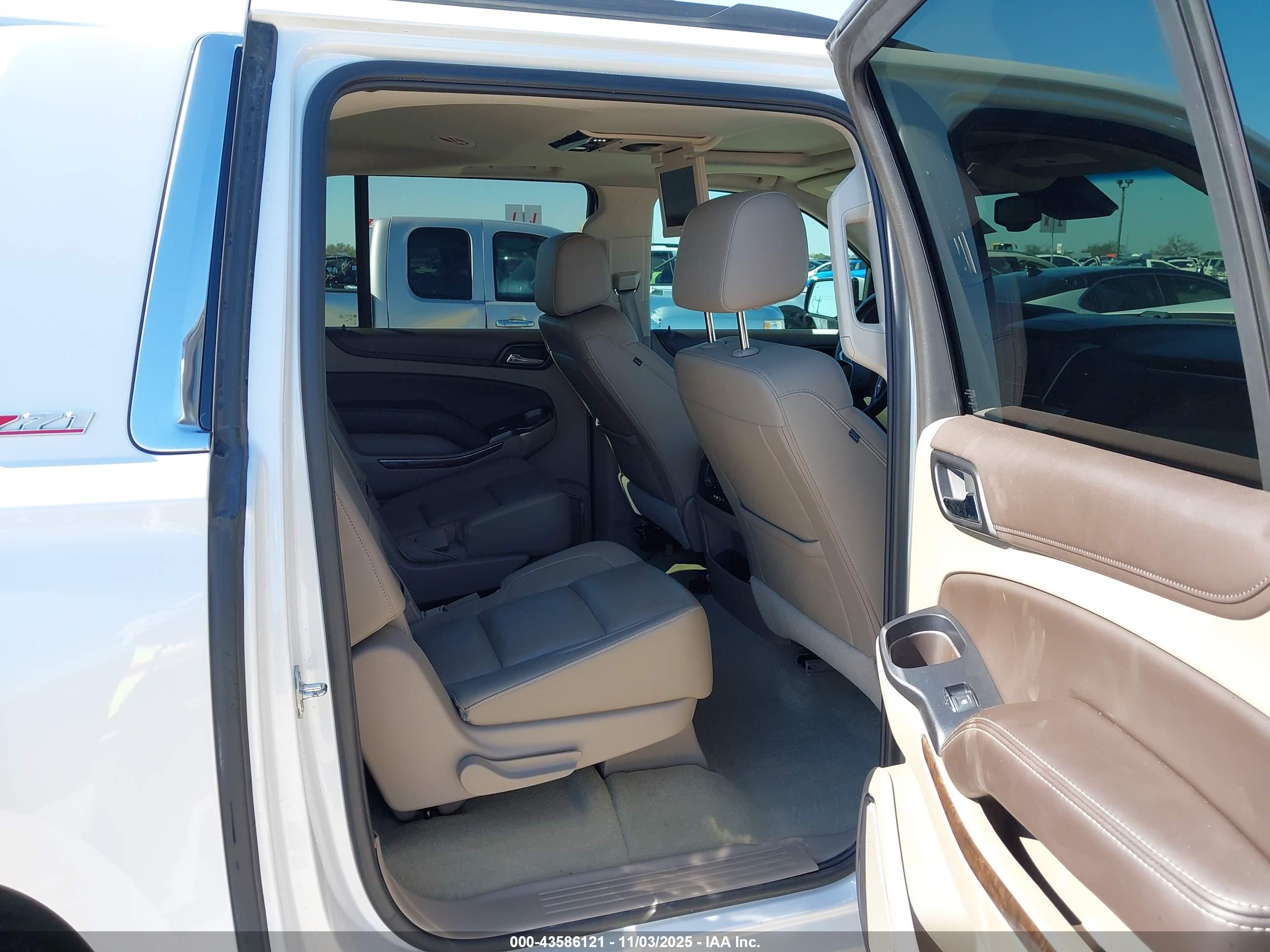 CHEVROLET SUBURBAN image 8