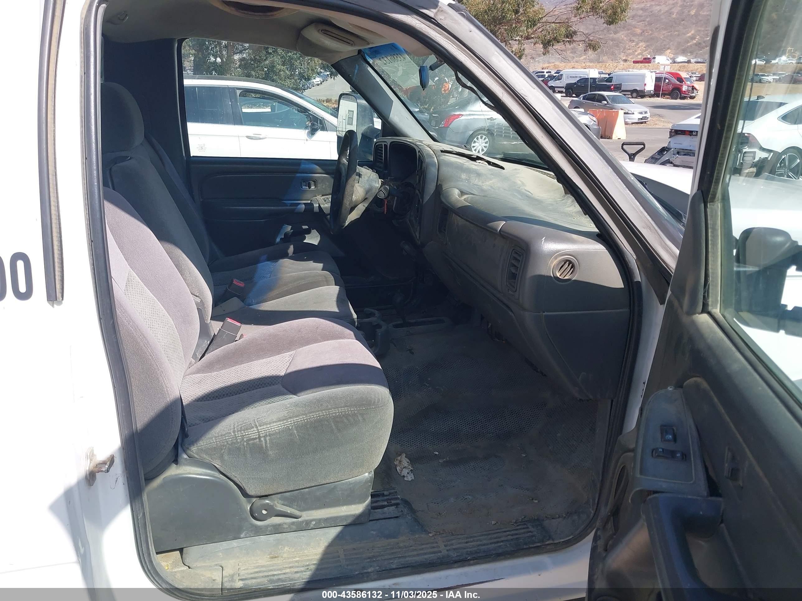 CHEVROLET SILVERADO image 8