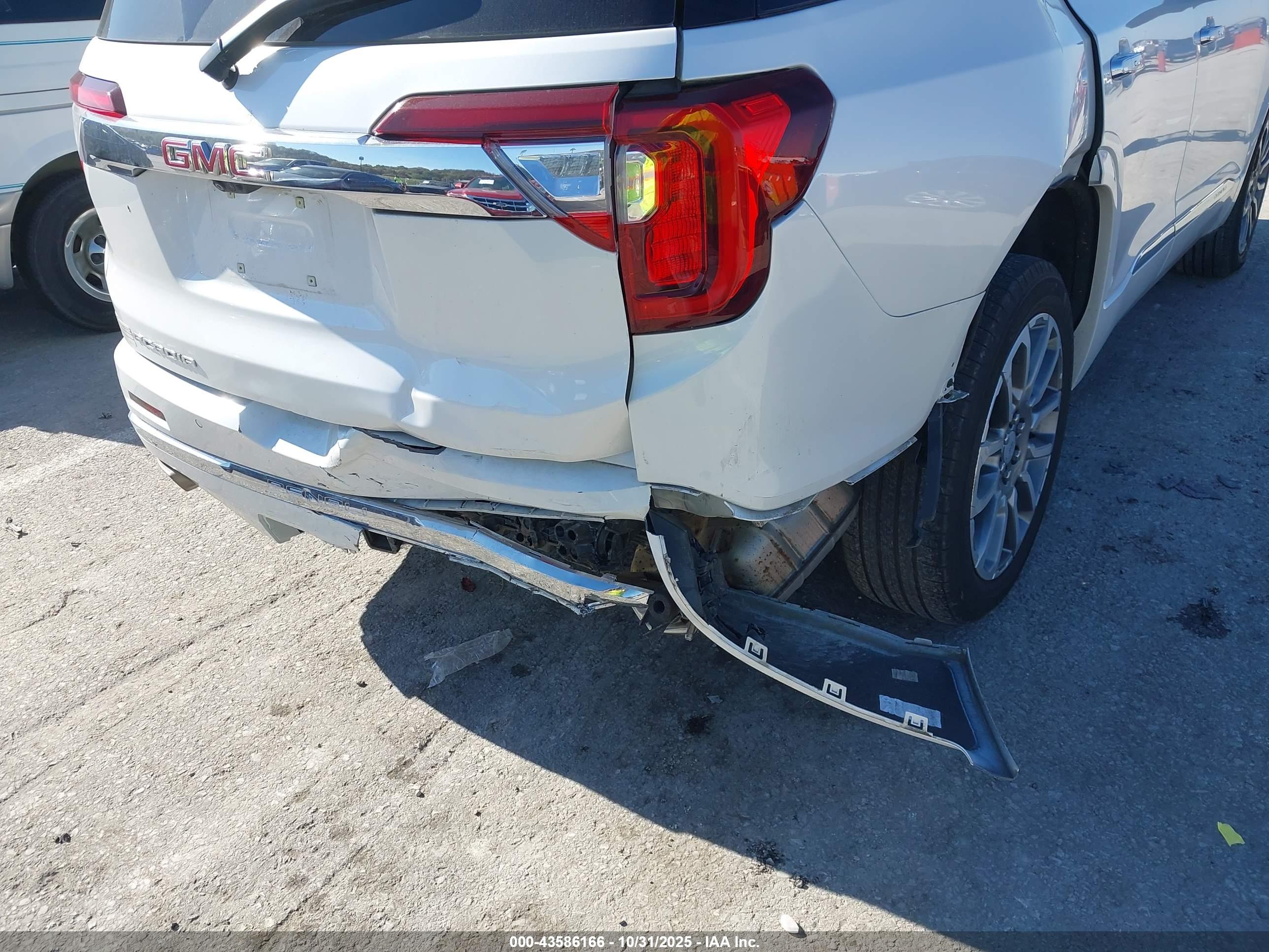 GMC ACADIA image 6