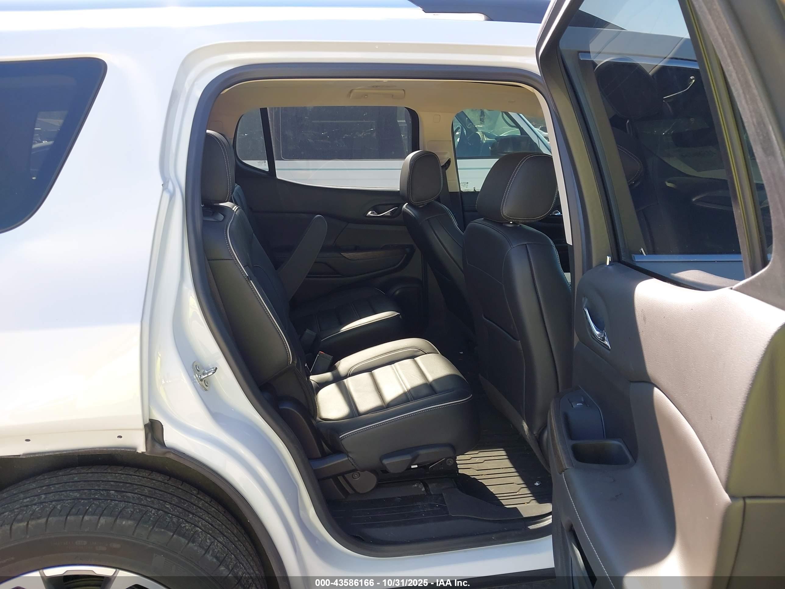 GMC ACADIA image 8