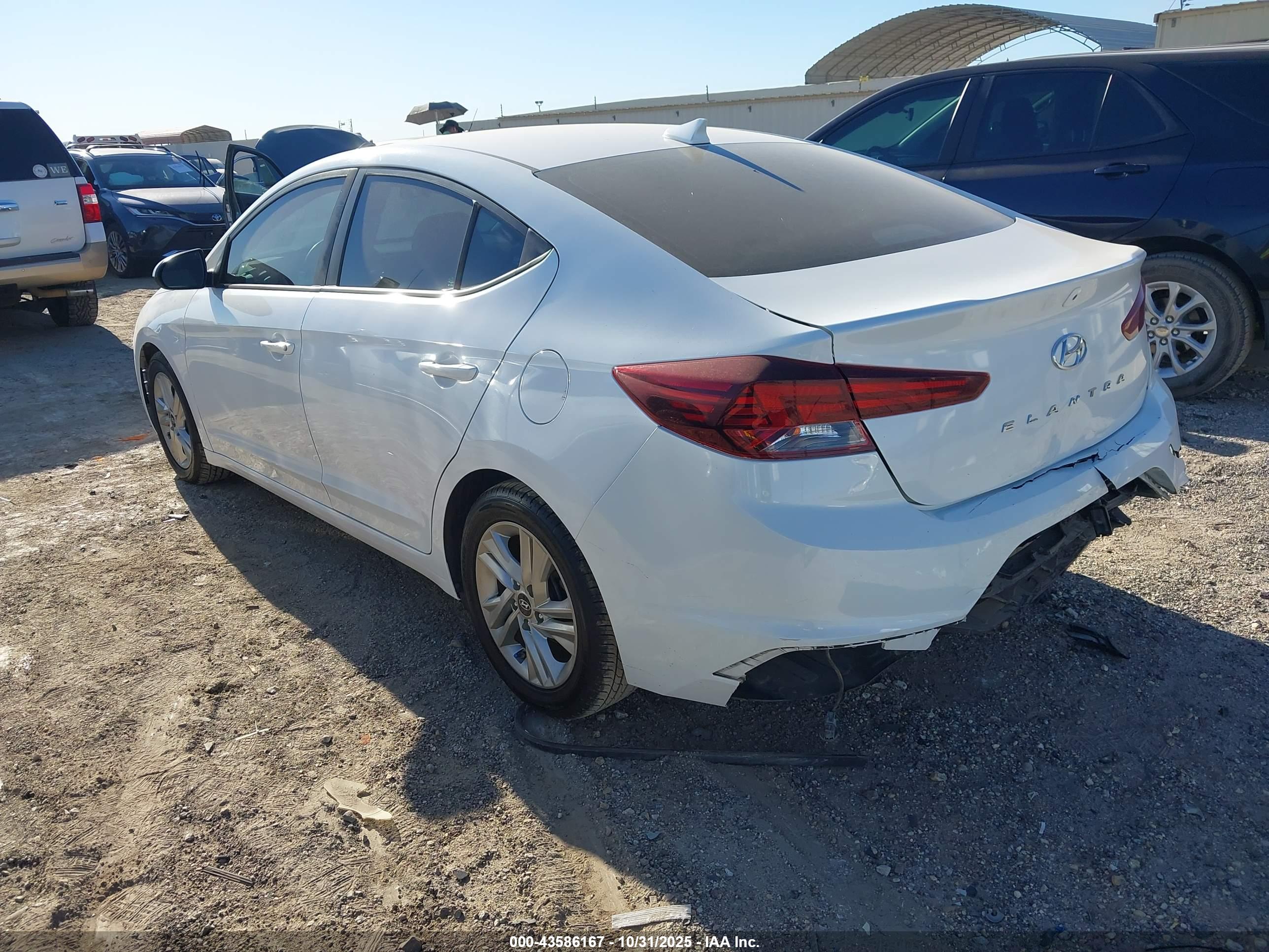 HYUNDAI ELANTRA image 3