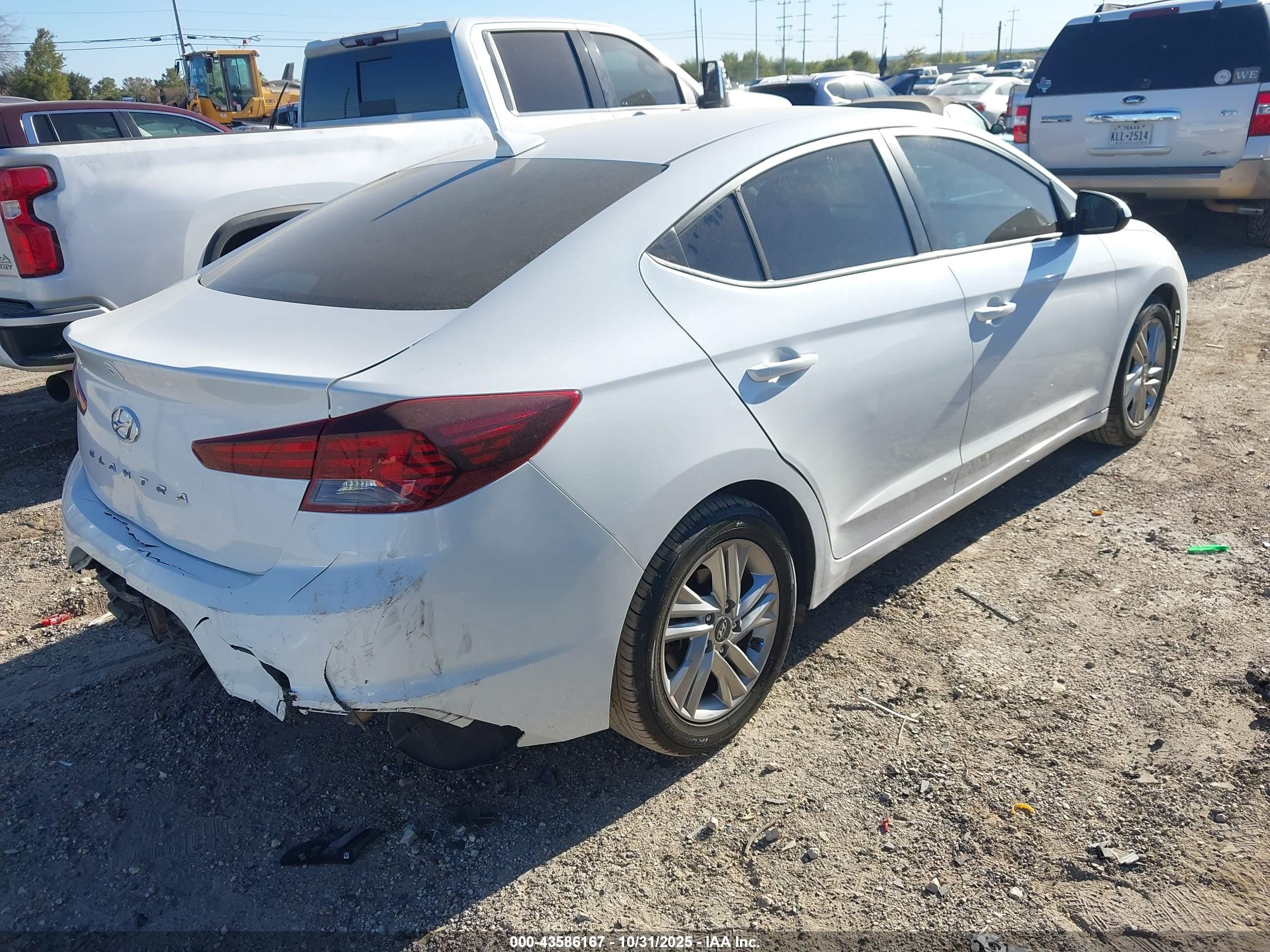 HYUNDAI ELANTRA image 4