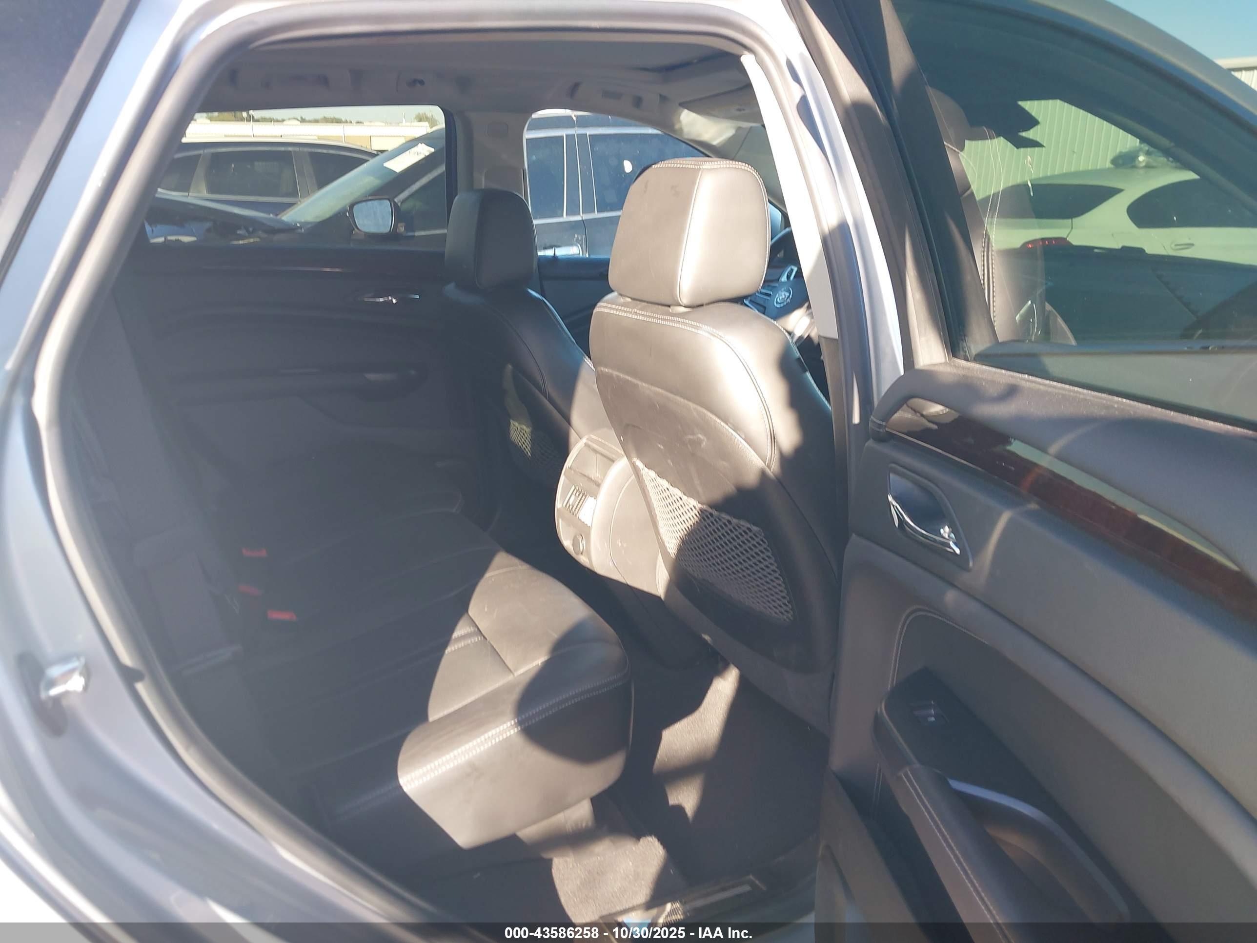 CADILLAC SRX image 8