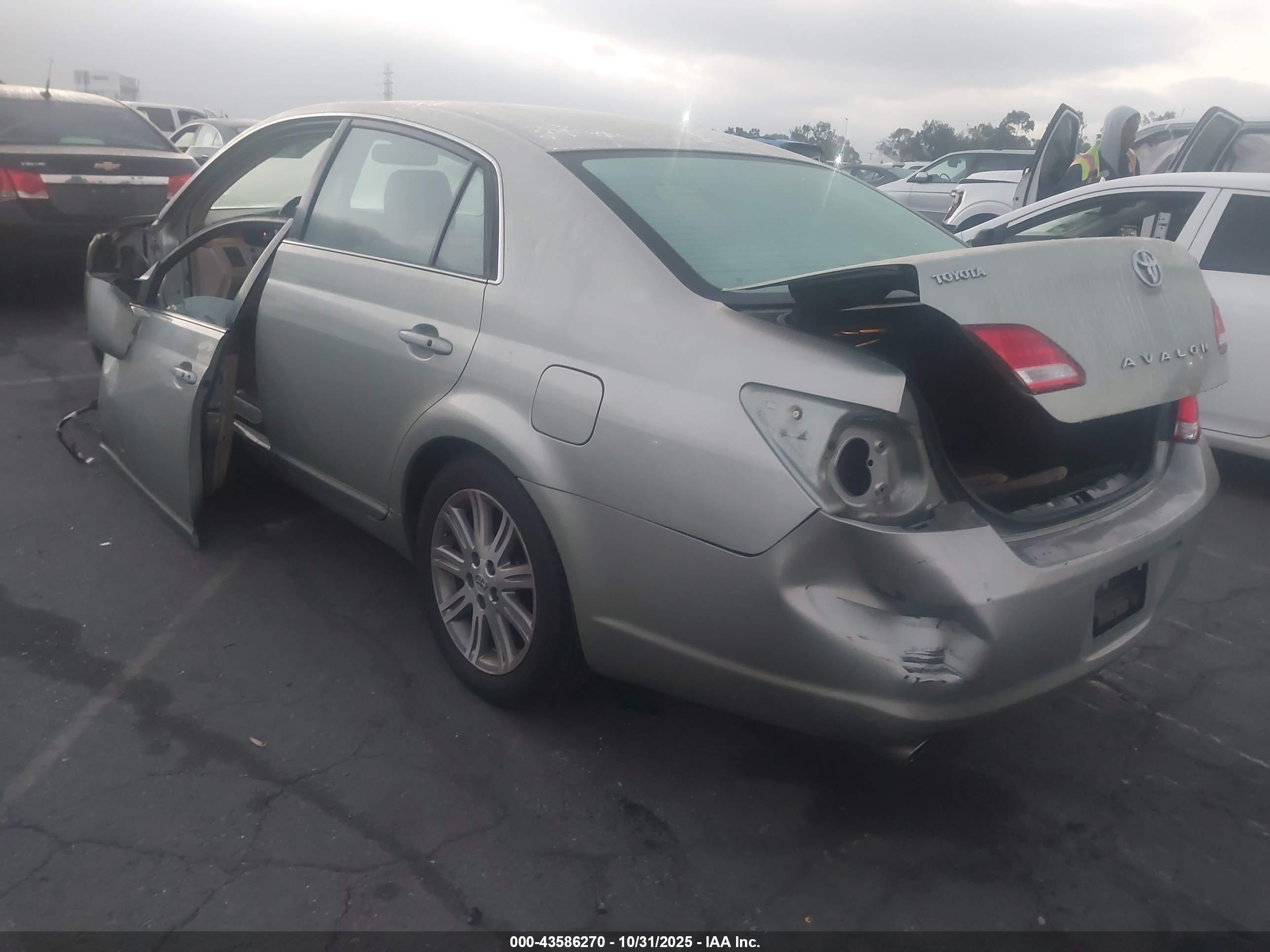 TOYOTA AVALON image 3