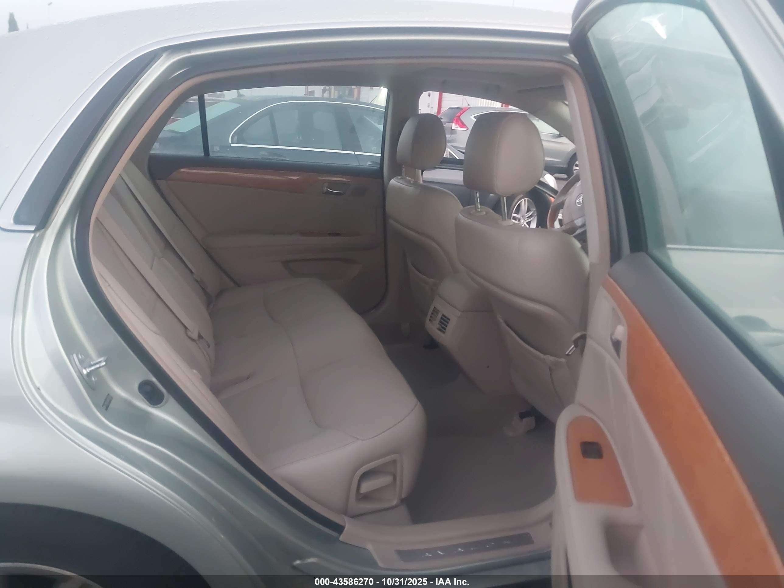TOYOTA AVALON image 8